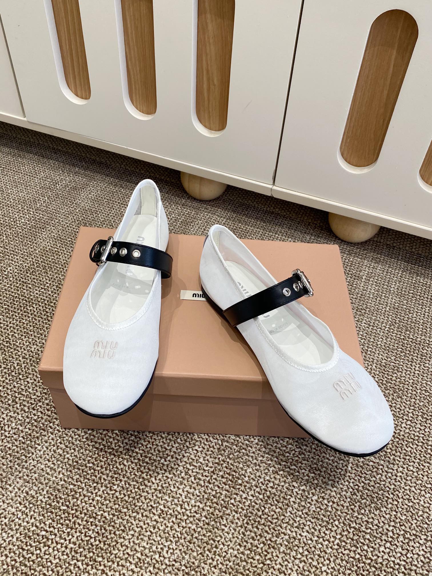 Title: MiuMi Holiday Series Mary Jane Shoes with Net Cover and Sheepskin, Size 35-40 Summary: New MiuMi Holiday series Mary Jane shoes feature net cover, sheepskin - 图片 4