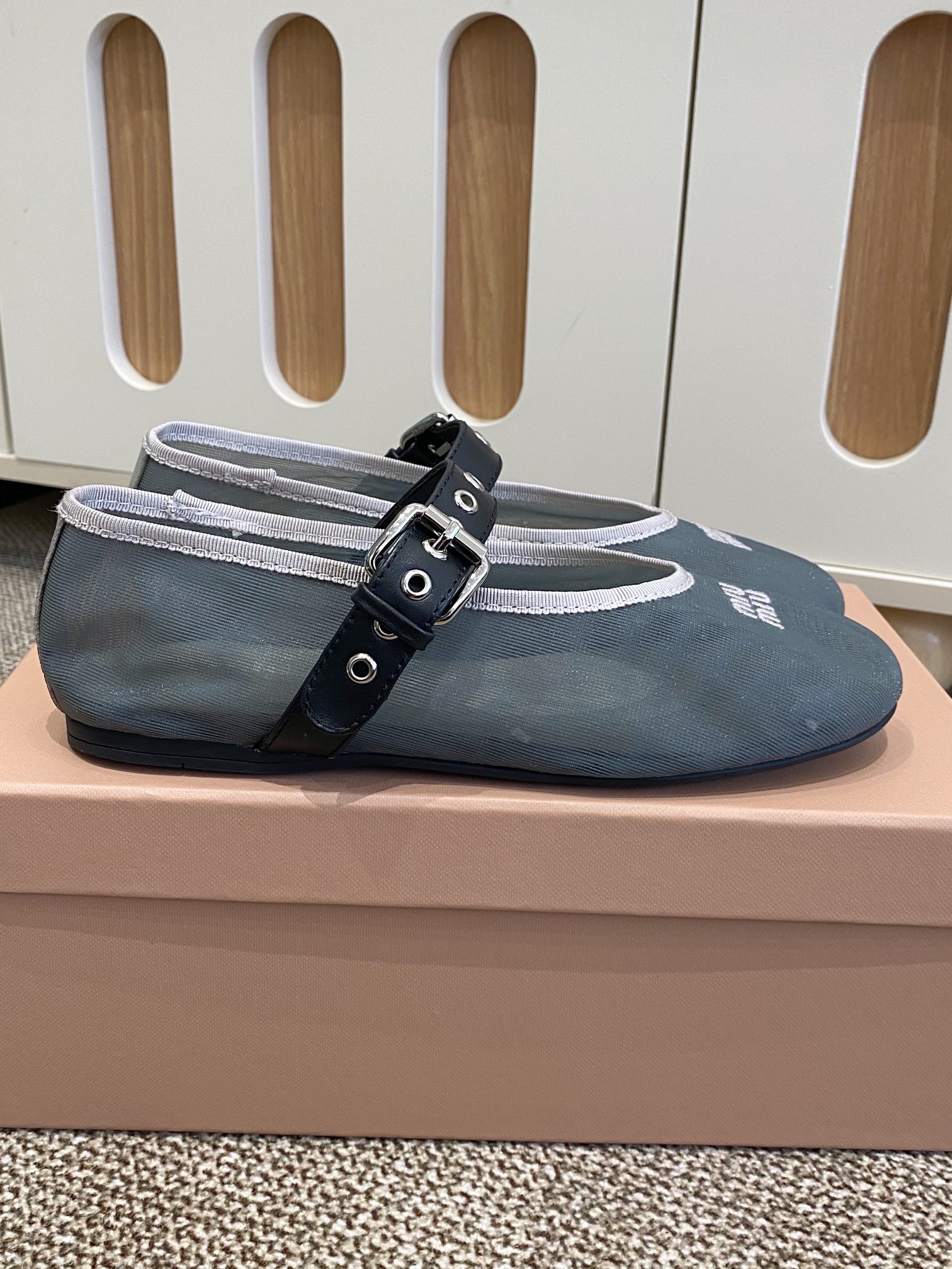 “504 MiuMi Holiday Net-Covered Mary Jane Shoes with Embroidered Logo and Sheepskin Feet” - 图片 5
