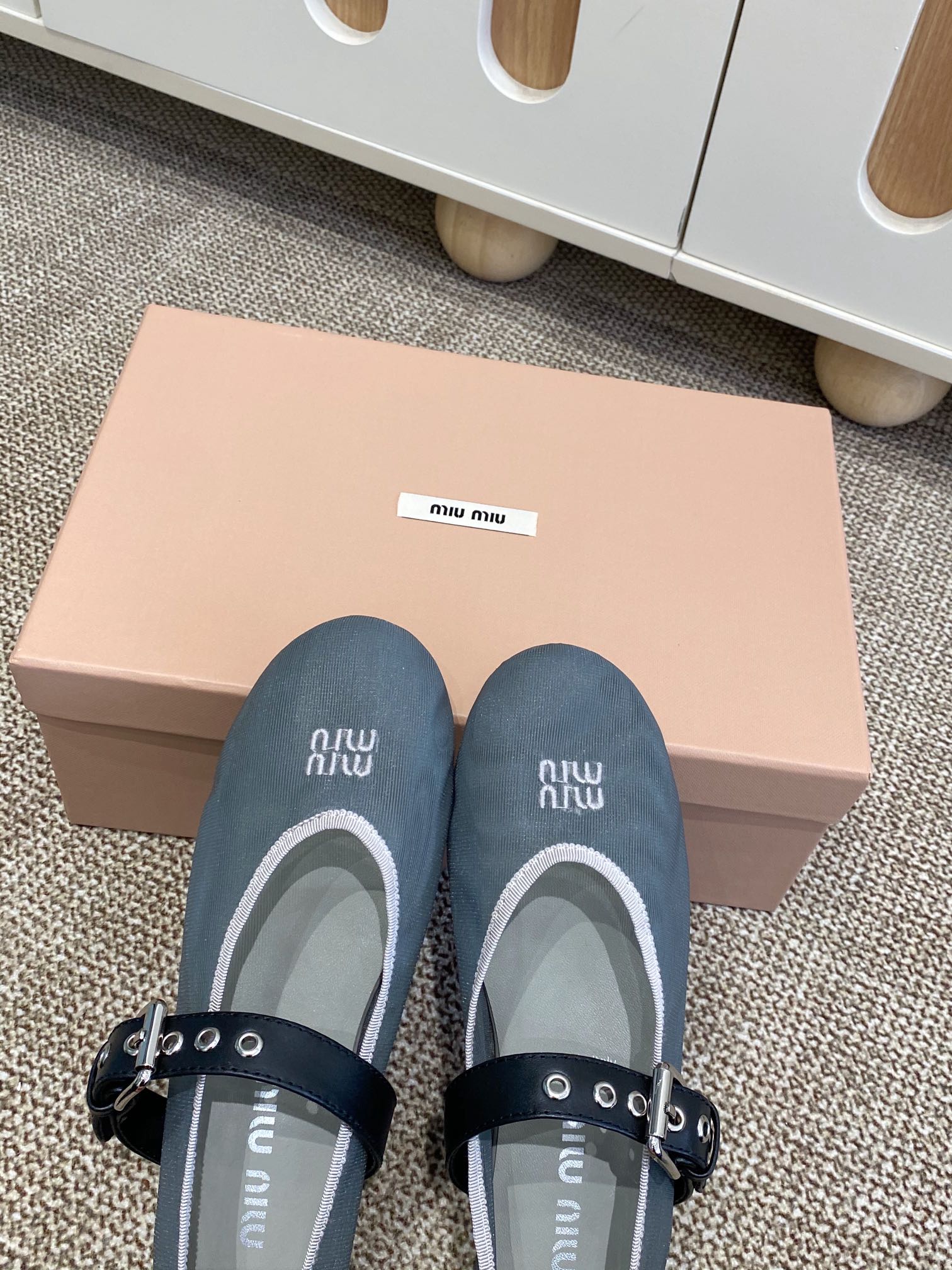 “504 MiuMi Holiday Net-Covered Mary Jane Shoes with Embroidered Logo and Sheepskin Feet” - 图片 3