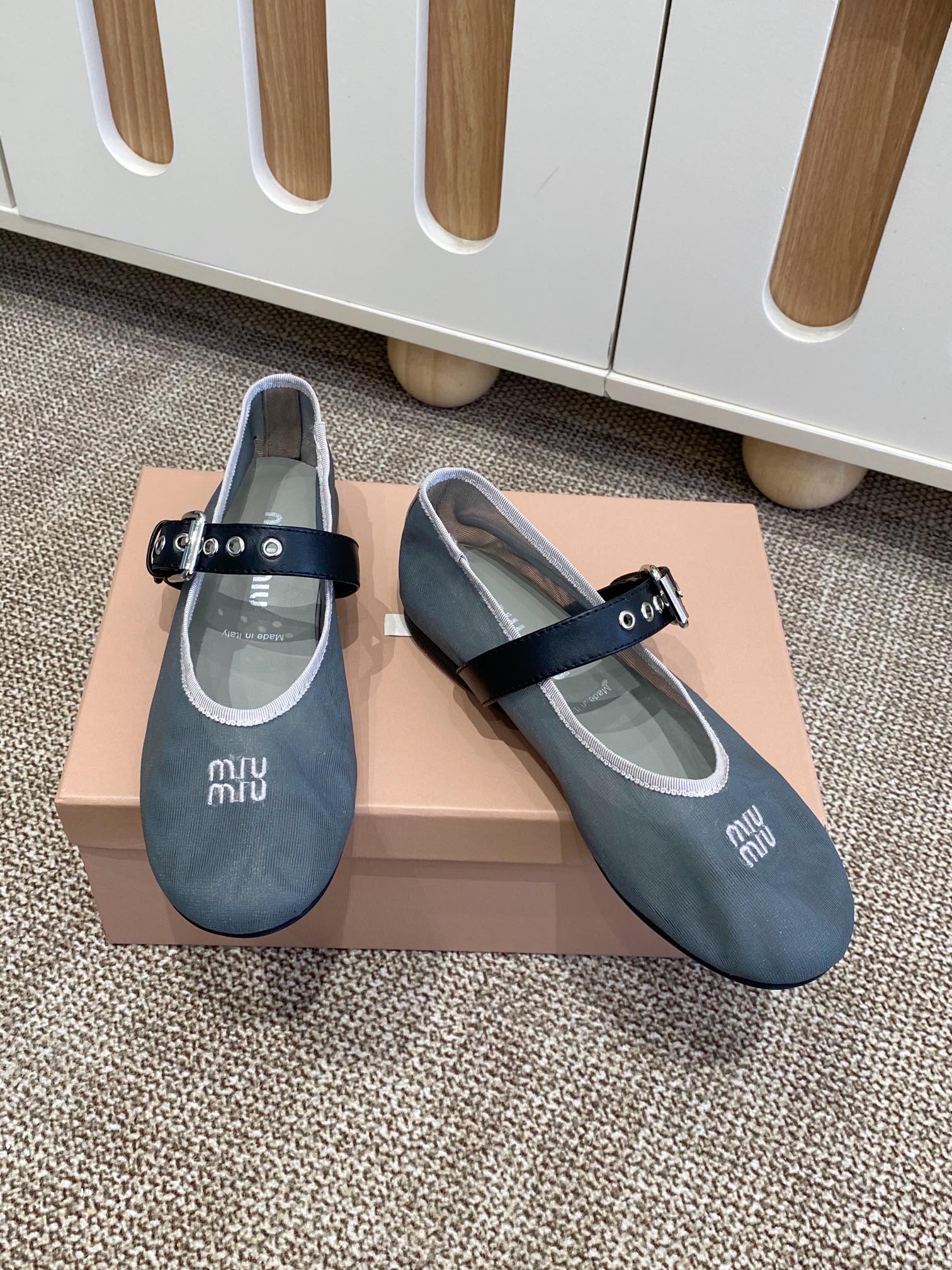 “504 MiuMi Holiday Net-Covered Mary Jane Shoes with Embroidered Logo and Sheepskin Feet” - 图片 7