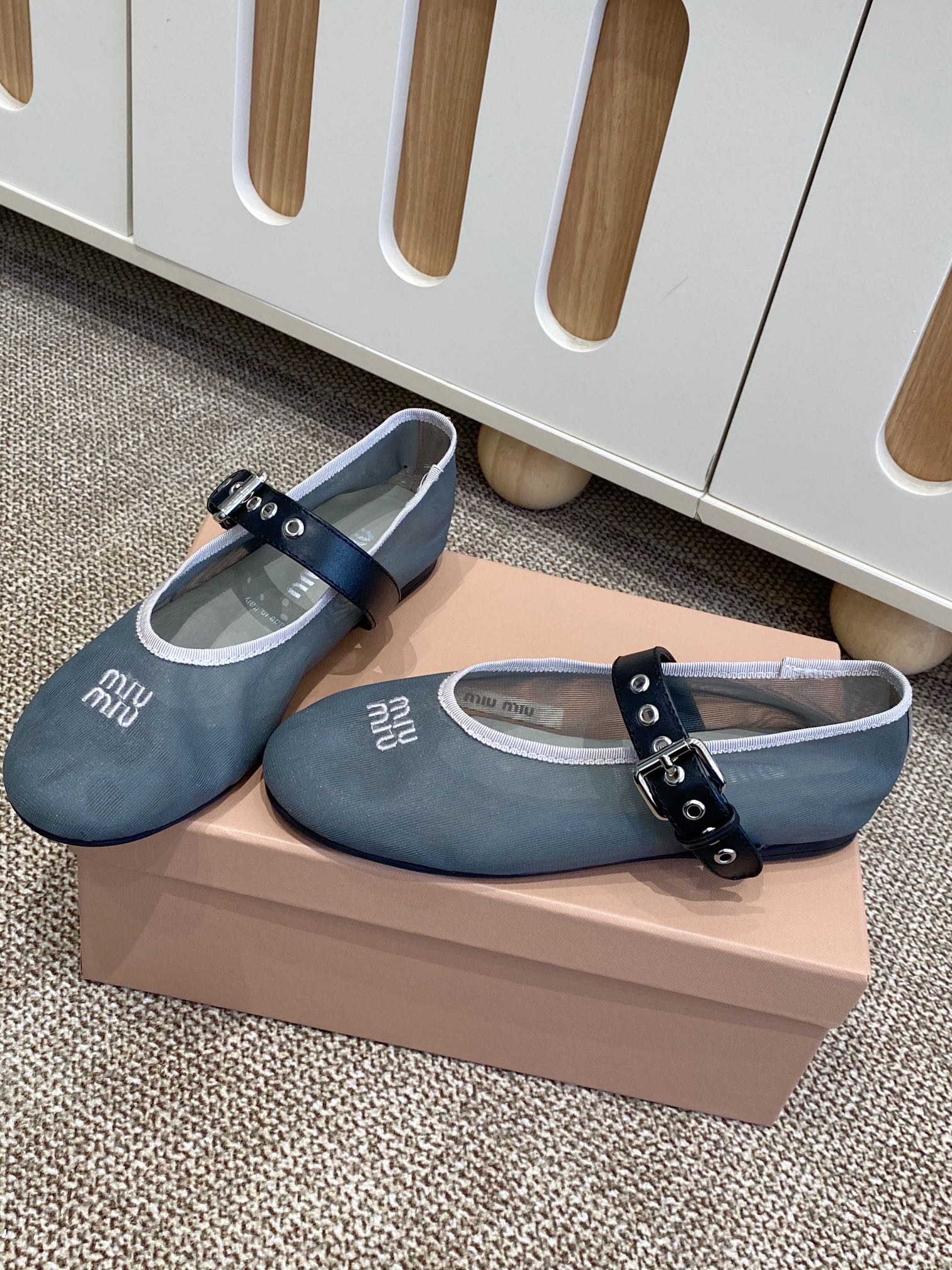 “504 MiuMi Holiday Net-Covered Mary Jane Shoes with Embroidered Logo and Sheepskin Feet” - 图片 6