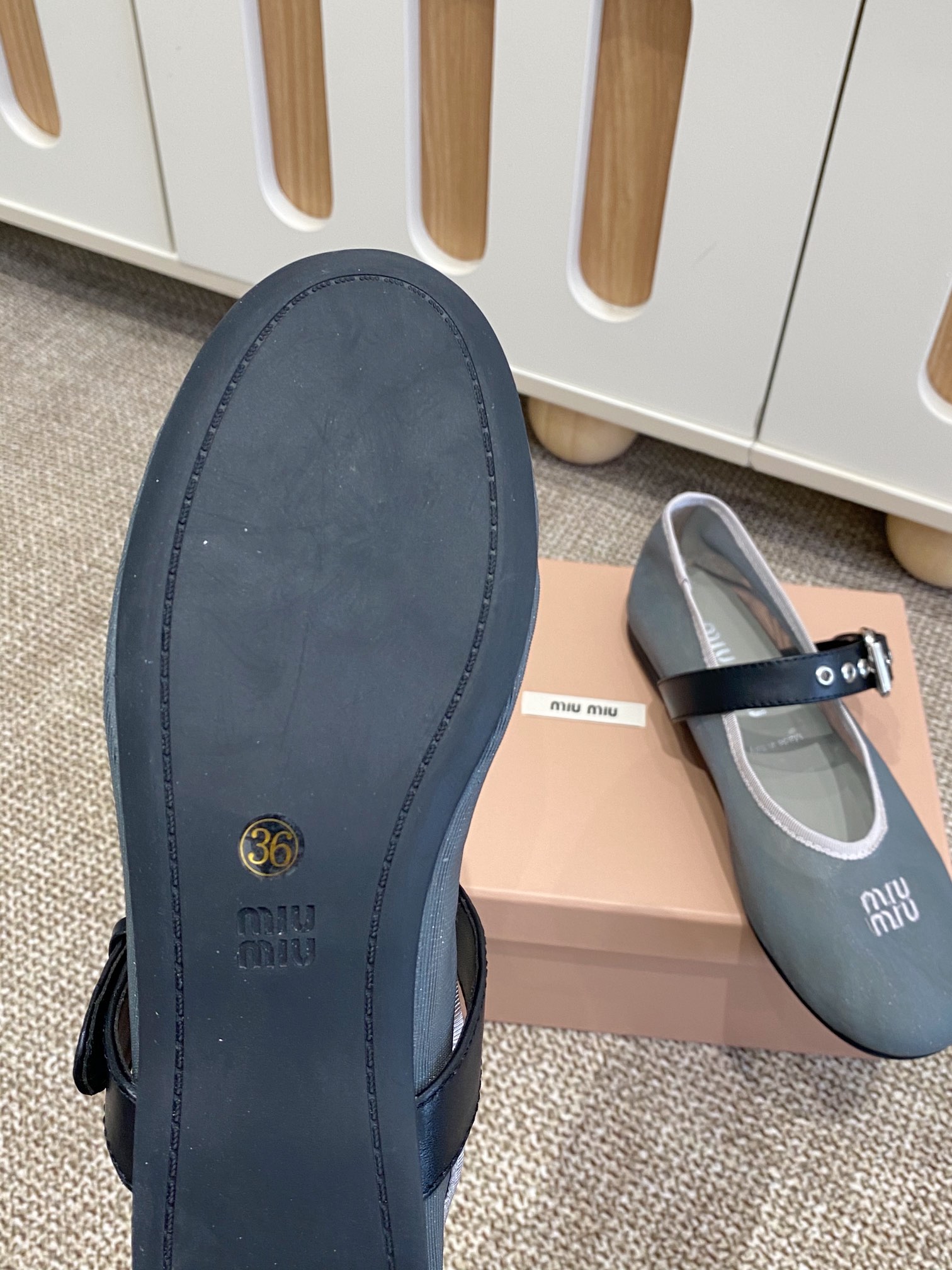 “504 MiuMi Holiday Net-Covered Mary Jane Shoes with Embroidered Logo and Sheepskin Feet” - 图片 9