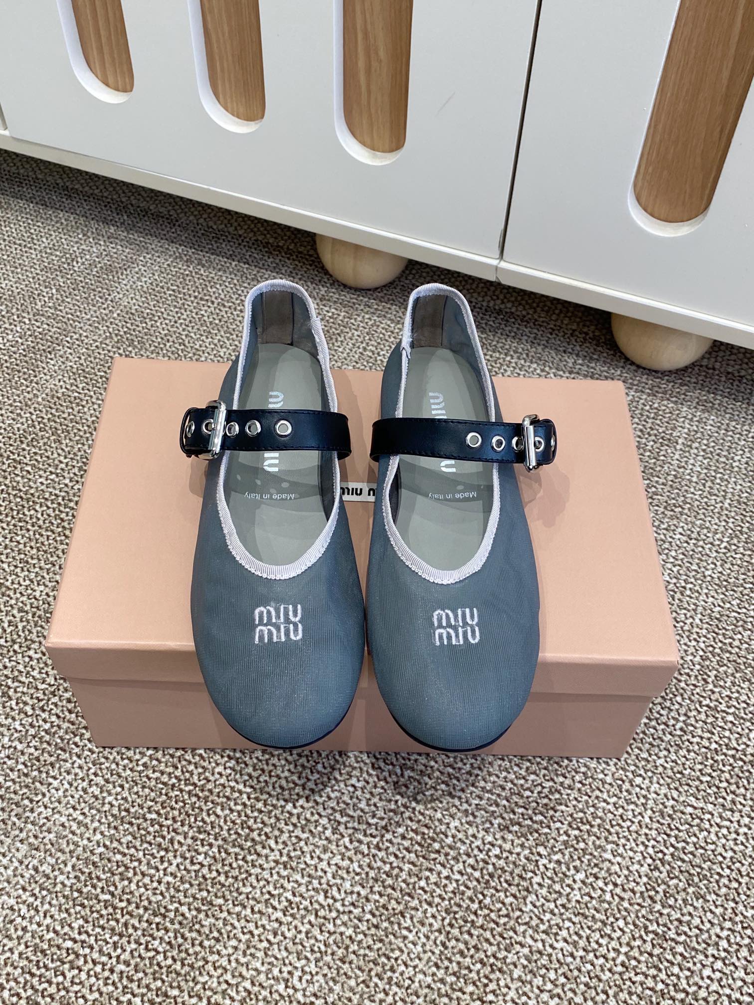 “504 MiuMi Holiday Net-Covered Mary Jane Shoes with Embroidered Logo and Sheepskin Feet” - 图片 1