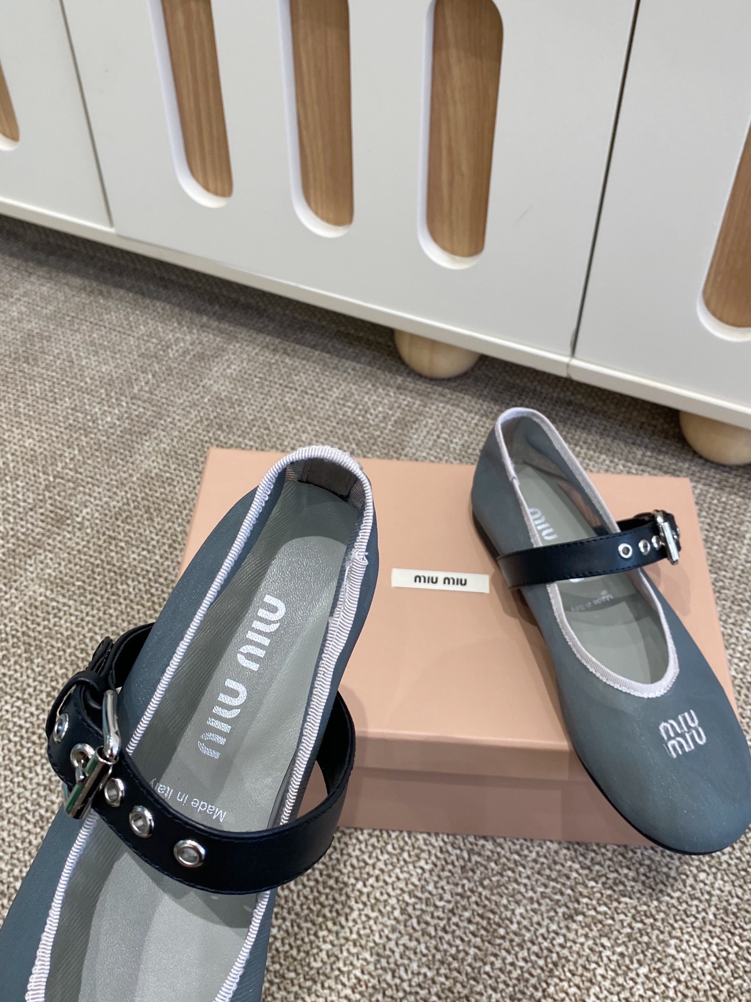“504 MiuMi Holiday Net-Covered Mary Jane Shoes with Embroidered Logo and Sheepskin Feet” - 图片 2