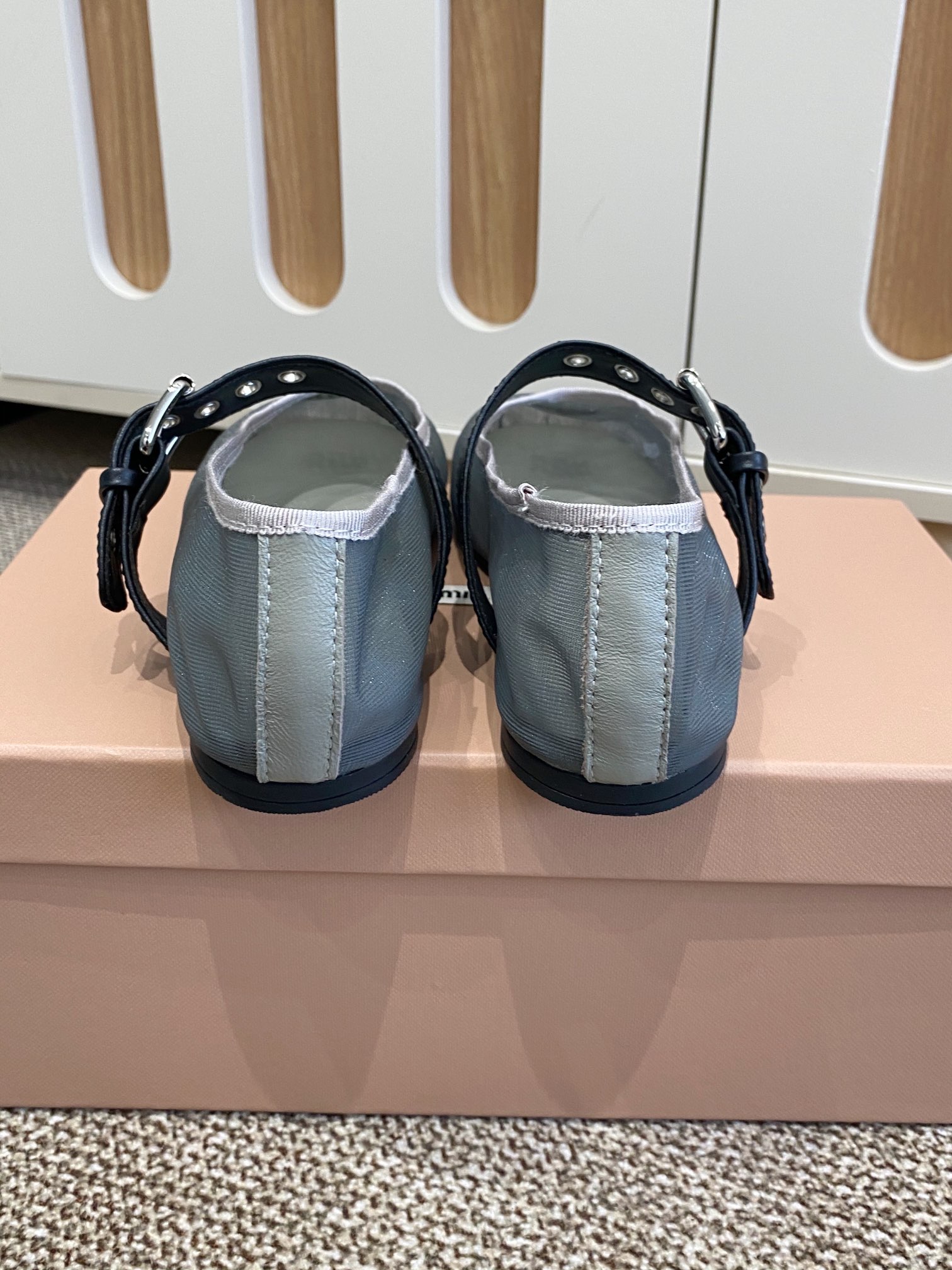 “504 MiuMi Holiday Net-Covered Mary Jane Shoes with Embroidered Logo and Sheepskin Feet” - 图片 8