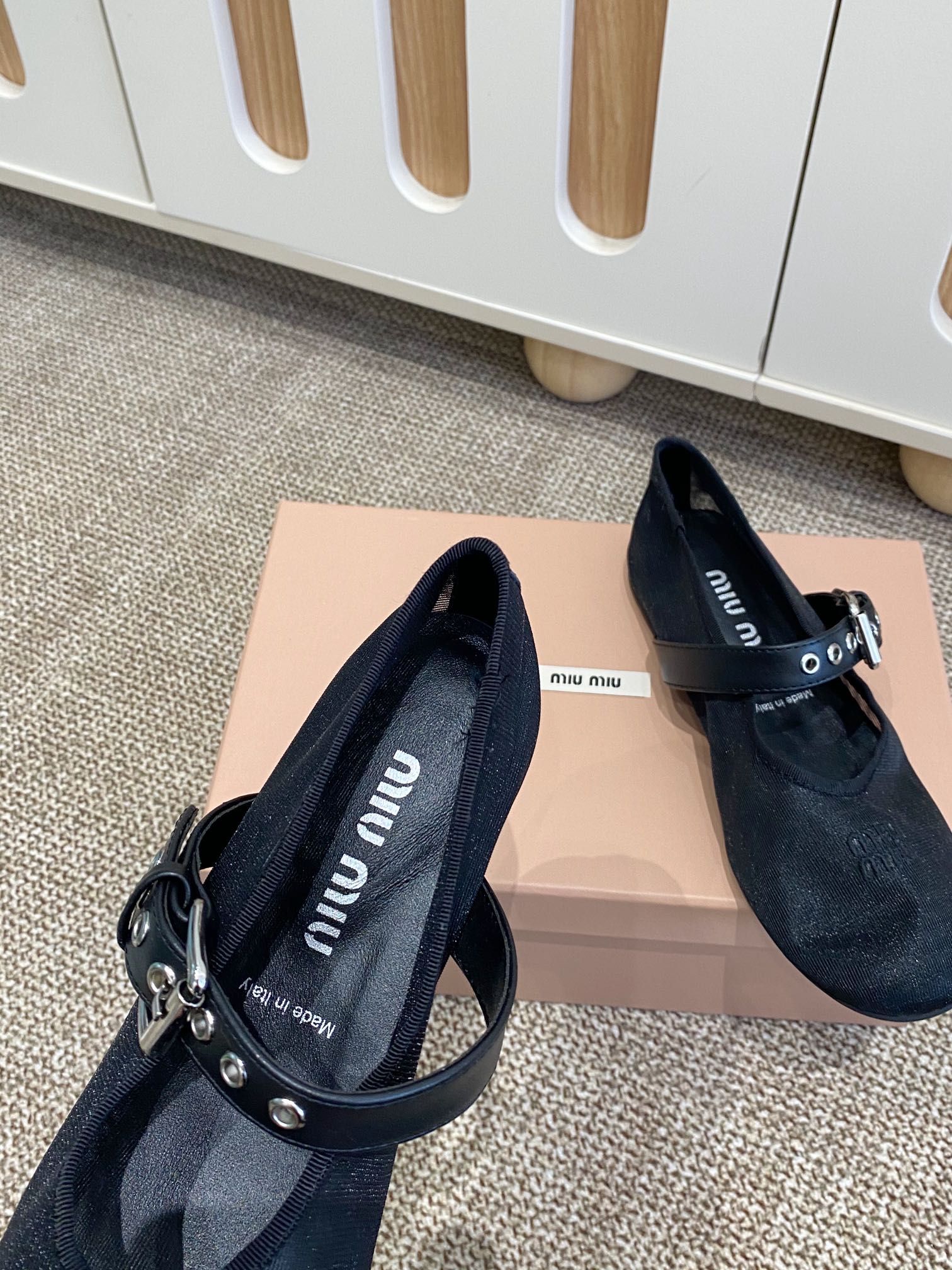 Title: MiuMi Holiday Series Net-Covered Mary Jane Shoes with Sheepskin and Rubber Sole, Size 35-40 - 图片 6