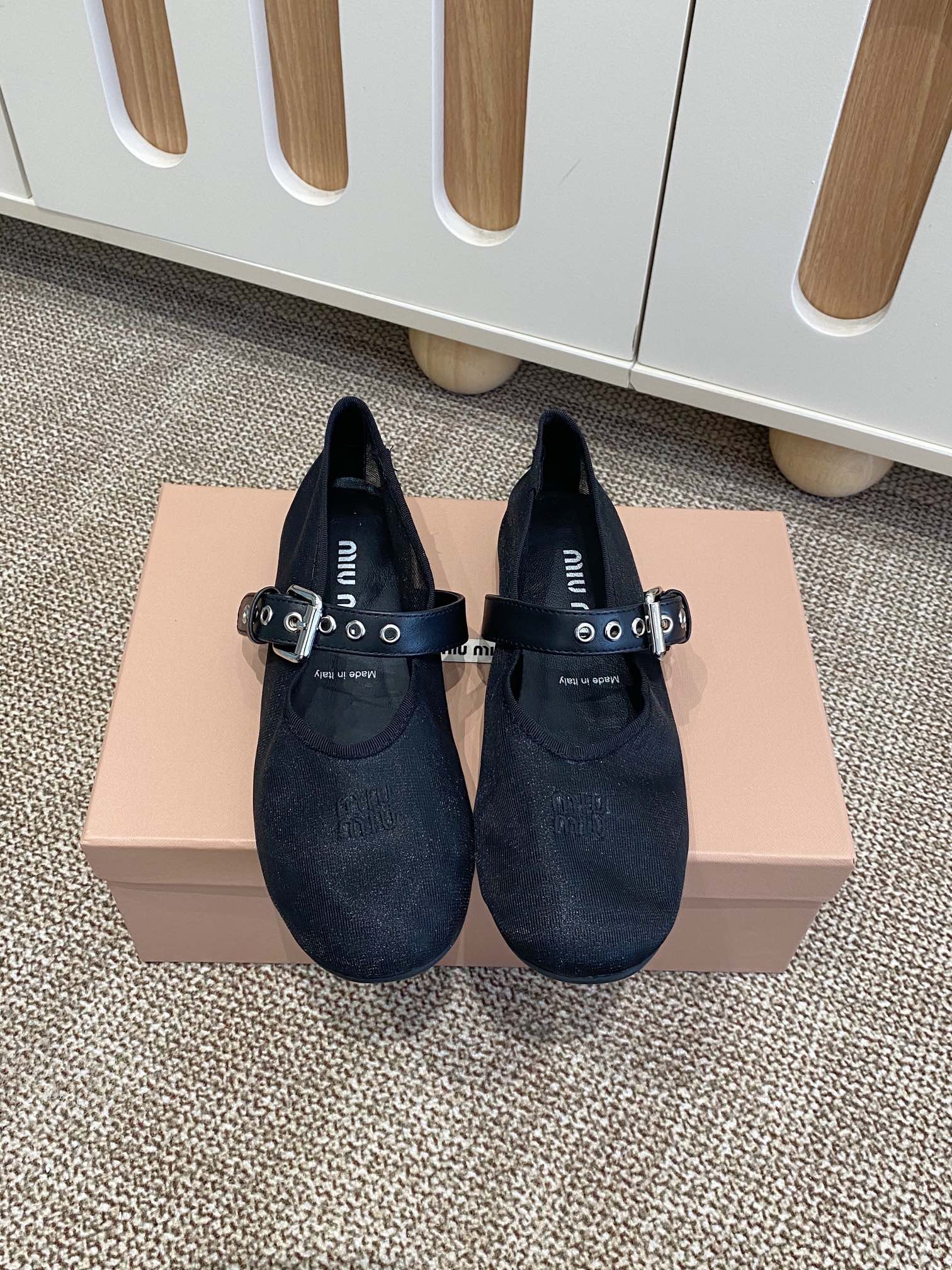Title: MiuMi Holiday Series Net-Covered Mary Jane Shoes with Sheepskin and Rubber Sole, Size 35-40 - 图片 1