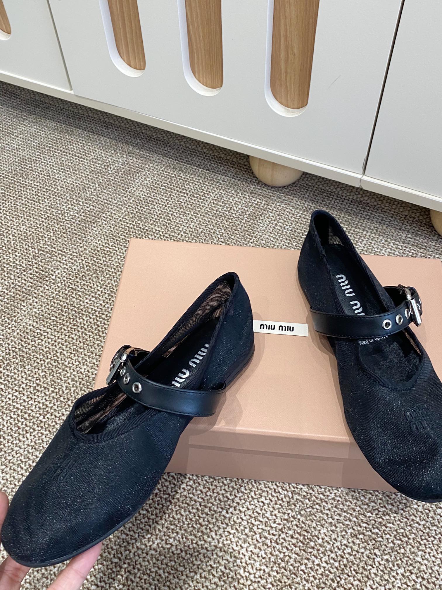 Title: MiuMi Holiday Series Net-Covered Mary Jane Shoes with Sheepskin and Rubber Sole, Size 35-40 - 图片 3