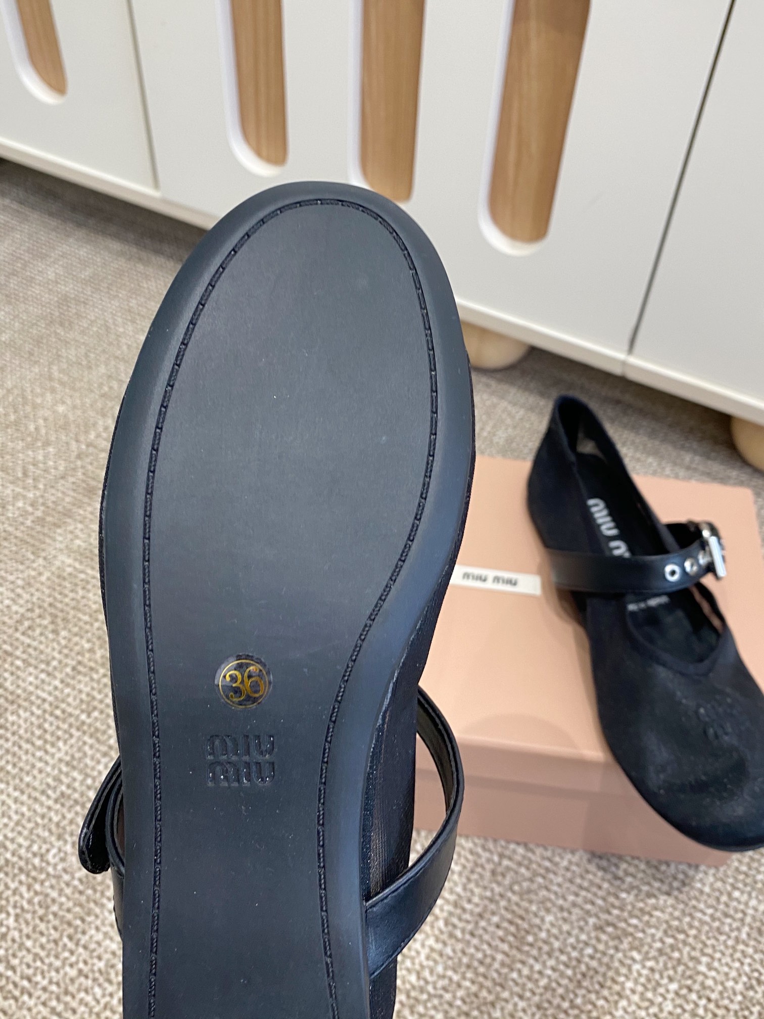 Title: MiuMi Holiday Series Net-Covered Mary Jane Shoes with Sheepskin and Rubber Sole, Size 35-40 - 图片 9