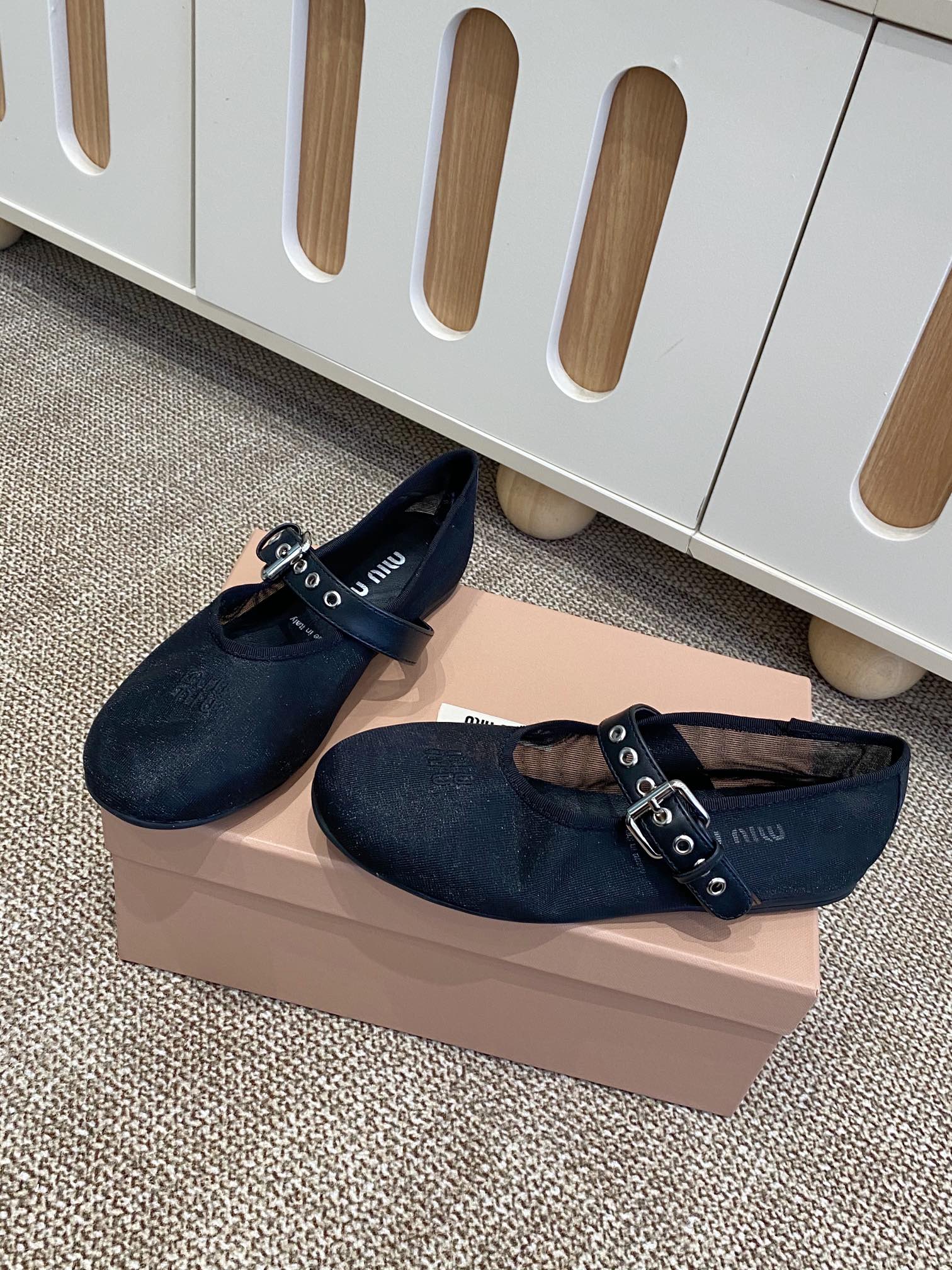Title: MiuMi Holiday Series Net-Covered Mary Jane Shoes with Sheepskin and Rubber Sole, Size 35-40 - 图片 5