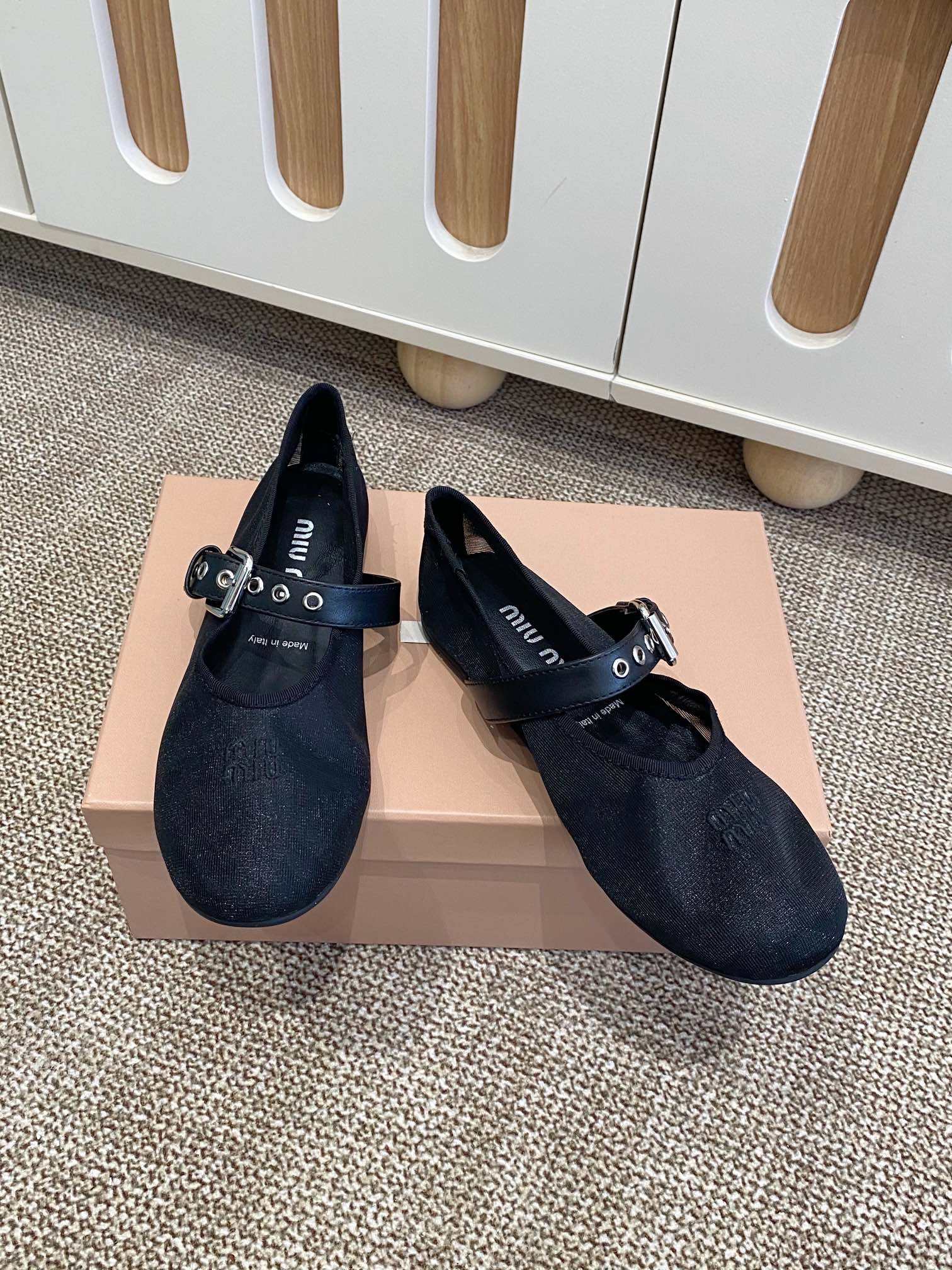 Title: MiuMi Holiday Series Net-Covered Mary Jane Shoes with Sheepskin and Rubber Sole, Size 35-40 - 图片 2