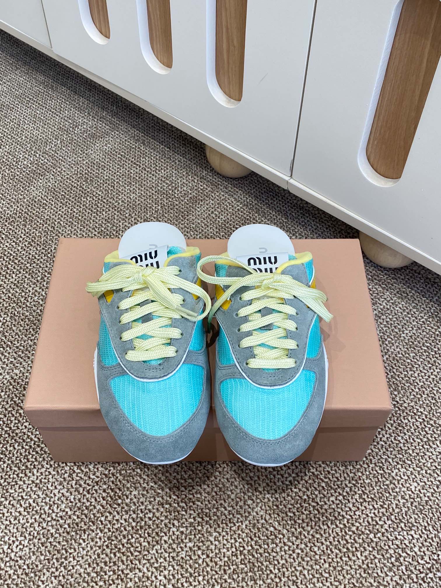 NO:408595,Semi-drag Miu Mi* New Spring and Summer Products Purchase Level I am the details control. The fabric is thin and clear. The thin and clear fabric is different from the market. The leather is slightly rubbed with the old version. It is casual. Retro and fashionable. Versatile and comfortable. New popular products are coming~ The upper is imported Yangjing. Stainless color cowhide. Mesh cloth. The inner imported towel cloth. The footbed imported cowhide. The original molded sole of the large sole. The size number is 35-41. Semi-drag, miumiu, cowhide, sheep19860909半拖 Miu Mi* 春夏新品 代购级别 我是细节控 面料对版zp单薄清透区别于市场不对版厚面料 皮料对版zp轻微擦旧 随性而为 复古时髦 百搭舒适 新爆款来袭～ 鞋面进口羊京.擦色牛皮.网布 内里进口毛巾布 垫脚进口牛皮 大底原版开模大底 码数35-41,半拖,miumiu,cowhide,sheep,Women's Shoes