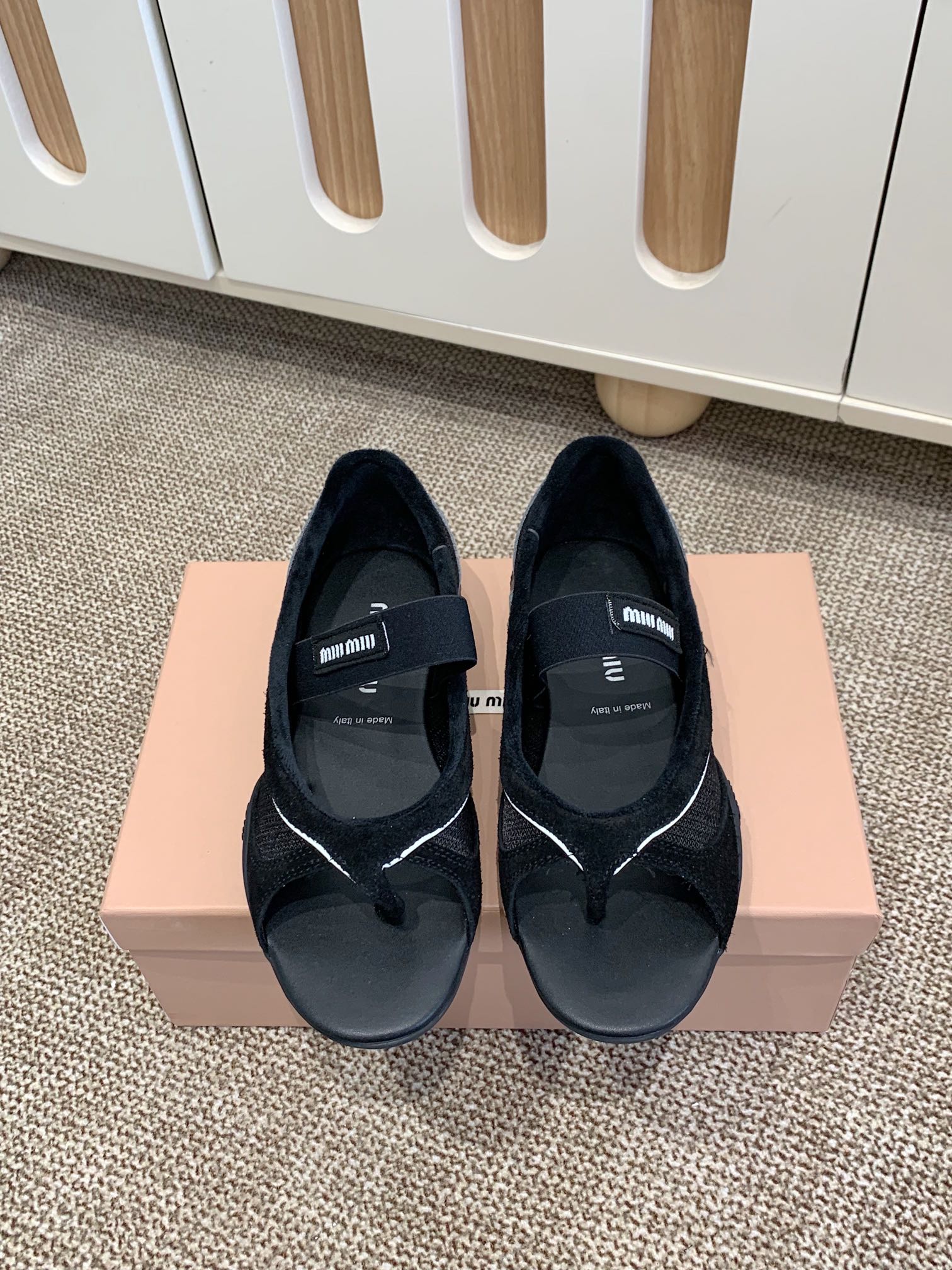 NO:408592,Miu Mi* New Spring and Summer Products Purchase Level I am the details control. The fabric is thin and clear. The thin and clear fabric is different from the market. The leather is slightly rubbed with the old version. It is casual. Retro and fashionable. Versatile and comfortable. New popular products are coming~ The upper is imported Yangjing. Stainless color cowhide. Mesh cloth. The inner imported towel cloth. The footbed imported cowhide. The original molded sole is large. The size is 35-41. Sandals, miumiu, sandals, cowhide, sheep19860909Miu Mi* 春夏新品 代购级别 我是细节控 面料对版zp单薄清透区别于市场不对版厚面料 皮料对版zp轻微擦旧 随性而为 复古时髦 百搭舒适 新爆款来袭～ 鞋面进口羊京.擦色牛皮.网布 内里进口毛巾布 垫脚进口牛皮 大底原版开模大底 码数35-41,凉鞋,miumiu,sandals,cowhide,sheep,Women's Shoes