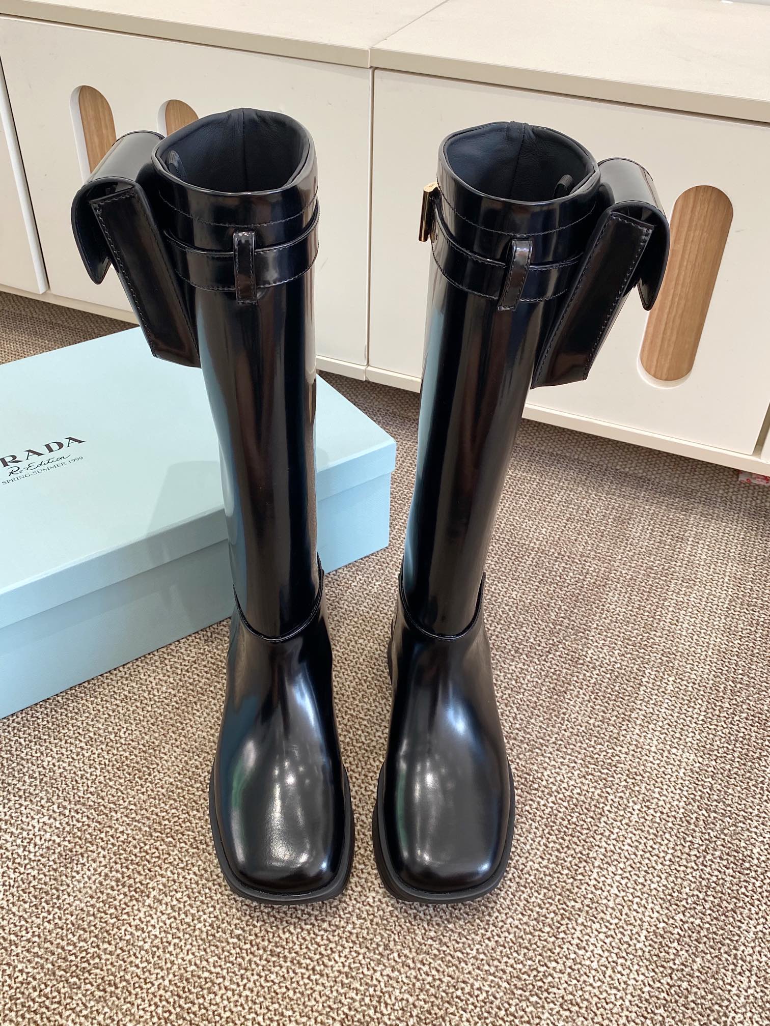 NO:668856,The new 2025 Equal one-leg motorcycle boots reinterpret the 1999 spring and summer series archive design, using a modernist silhouette. Eye-catching lines are combined with innovative soles. PRA*A small bag knight boots are now timeless classics. Recently acquired, the innovative Prada classic canvas small bag is paired with increased height motorcycle boots. One shoe, two wears. Great ~ 1:1 replica of the Y version purchased in Europe.  The fabric is made of imported open-edge beaded cowhide, which is delicate and soft, not hard at all ~ soft silk cowhide lining on the inside. Bags are customized by major manufacturers, original 1:1 details. The hardware stitching on the inside is exactly the same. TPU high toughness outsole. Height 6cm. Size 35-40, boots, prada, boots, cowhide.198609092025新款Equal一脚蹬机车靴,重新演绎1999春夏系列档案库设计,采用现代主义廓形.醒目线条结合创新鞋底. PRA*A小包包骑士靴 万古经典在现 最近得不得了 创新的Prada经典帆布小包搭配上增高机车长靴 一鞋两穿 赞哦～欧洲购入Y版1:1复刻 进口开边珠牛皮做面料,细腻软糯感十足,一点也不硬～ 内里柔软丝绸牛里垫脚 包包都是大厂定制,原版1:1细节 内里五金车线完全一致 TPU高韧性大底 高6cm 码数35-40,靴子,prada,boots,cowhide,Women's Shoes