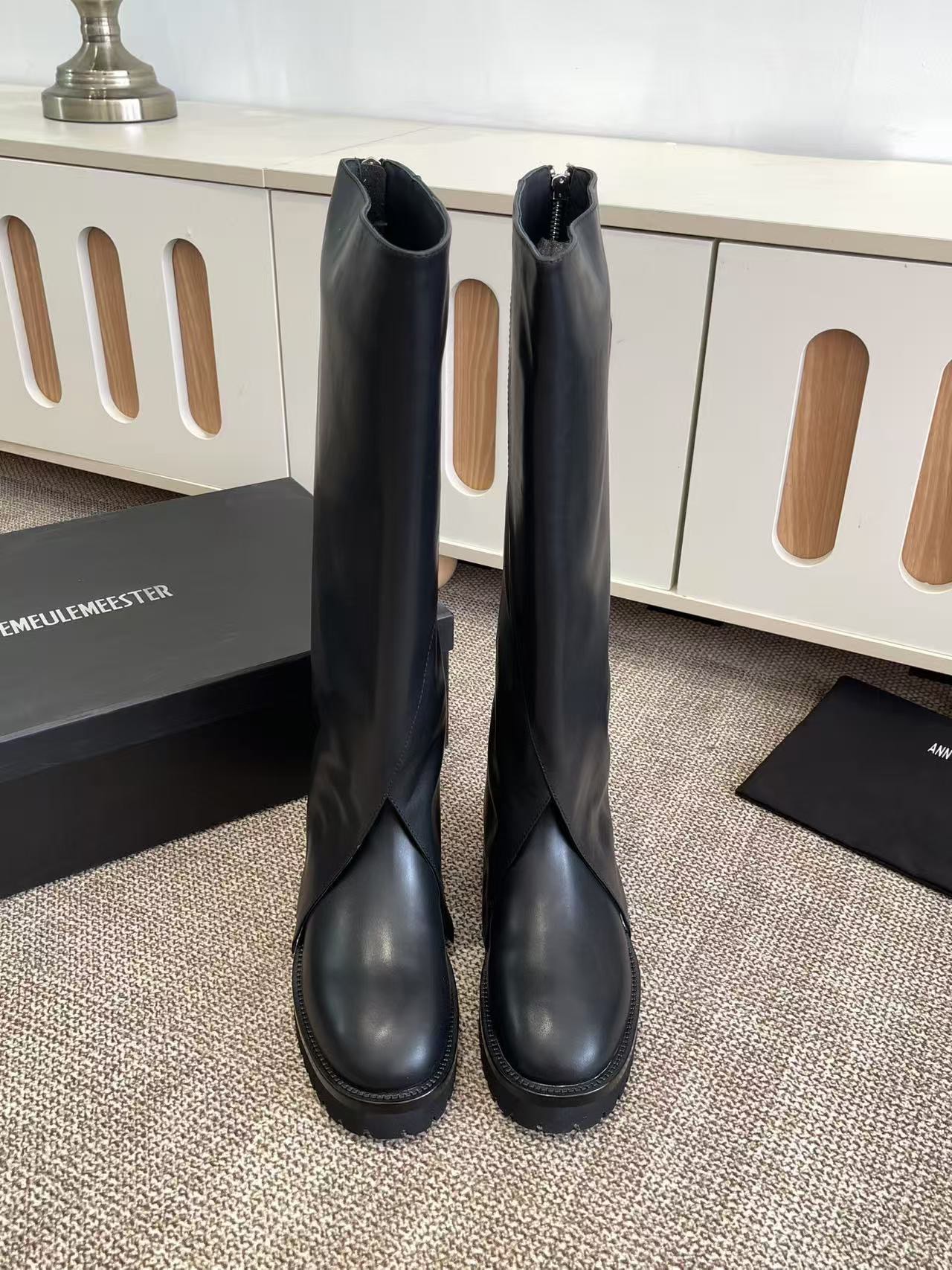 NO:446261,Ann Demeulemester official website Jay Boots Magical Two-Weared Knight Boots Boots Upgrade Edition - Top-level new presentation Preferred imported calf grain leather classic dark shiny black wax style ZP comparison products, Ann Dem all purchased Y versions for making products My family is professional in the entire Ann series. After many adjustments and upgrades last leather soles, the original factory developed direct supply ZP level. Don't indulge in ordinary people, Ann Dem's autumn and winter knight boots lead you to pursue uniqueness. Made with long-lasting craftsmanship, this pair of shoes conveys freedom and confidence. Challenge tradition and inject modern elements, and the knight boots exude a unique charm. The dark napa calf leather is the upper, showing a rebellious and uncompromising aura. The clever combination of stitching texture and the rear zipper makes it more comfortable and convenient. The detachable boots inject new DNA into fashion!  One price, two enjoyments; high tubes are fashionable and slim, and short tubes are flexible and versatile!  5 cm heel makes your figure more upright. Comfortable shoe shape and high-quality materials bring you an unparalleled wearing experience. Whether it is formal occasions or daily streets, the upper Ann Dem original authentic grade super delicate dumb black calfskin, inner boots and footbed original cowhide (authentic grade, very high cost) Heel height is about 5 cm, cylinder height is about 15 cm, height is about 42 cm (non-36 cm version) Sole ZP open mold anti-slip gear outsole. Genuine leather edge strips get what you pay for. My family produces the highest version. size35-40, boots, boots, cowhide19860909Ann Demeulemeester 官网Jay Boots神奇两穿骑士靴长靴 升级版-顶级全新呈献 优选进口小牛粒面皮经典暗亮黑蜡感风格  ZP对比做货,Ann Dem全部都有购入Y版做货 我家是专业做整个Ann系列的经过多次调整升级楦型皮料鞋底,原厂开发直供ZP级别  别在平凡中沉溺,Ann Dem 秋冬两穿骑士靴引领你追求独特.以悠久的匠心制造,这双鞋传达着自由与自信.挑战传统,注入现代元素,骑士靴焕发出独特的魅力.暗黑纳帕小牛皮为鞋面,呈现叛逆不妥协气场.缝线纹理与后拉链的巧妙结合,更显舒适便捷.可拆卸靴筒给时尚注入新的DNA！一份价钱,两种享受；高筒时尚显瘦,短筒灵活百搭！5厘米后跟让您的身姿更加挺拔.舒适的鞋型和高品质的材料,为您带来无与伦比的穿着体验.无论是正式场合还是日常街头 鞋面Ann Dem原版正品级别超细腻暗哑黑小牛皮  内里靴筒垫脚原版牛皮(正品级别,成本非常高） 跟高约5厘米 筒高短约15厘米,高约42厘米（非36厘米的版本） 鞋底ZP开模防滑齿轮大底.真皮沿条一分钱一分货我家出品的都是最高版本的. size35-40,靴子,boots,cowhide,Women's Shoes