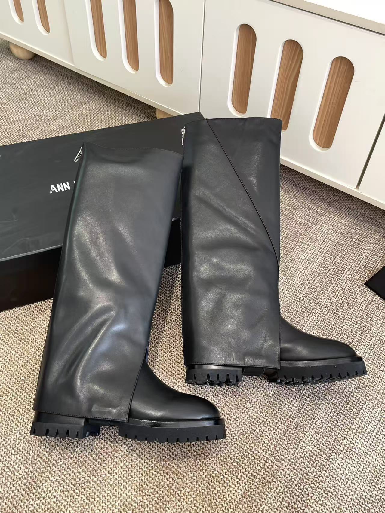 Title: Ann Demeulemeester Magic Knight Boots Description Summary: Upgrade to unique Ann Dem knight boots with calf pellets, dark wax style, ZP soles, and modern elements. - 图片 4