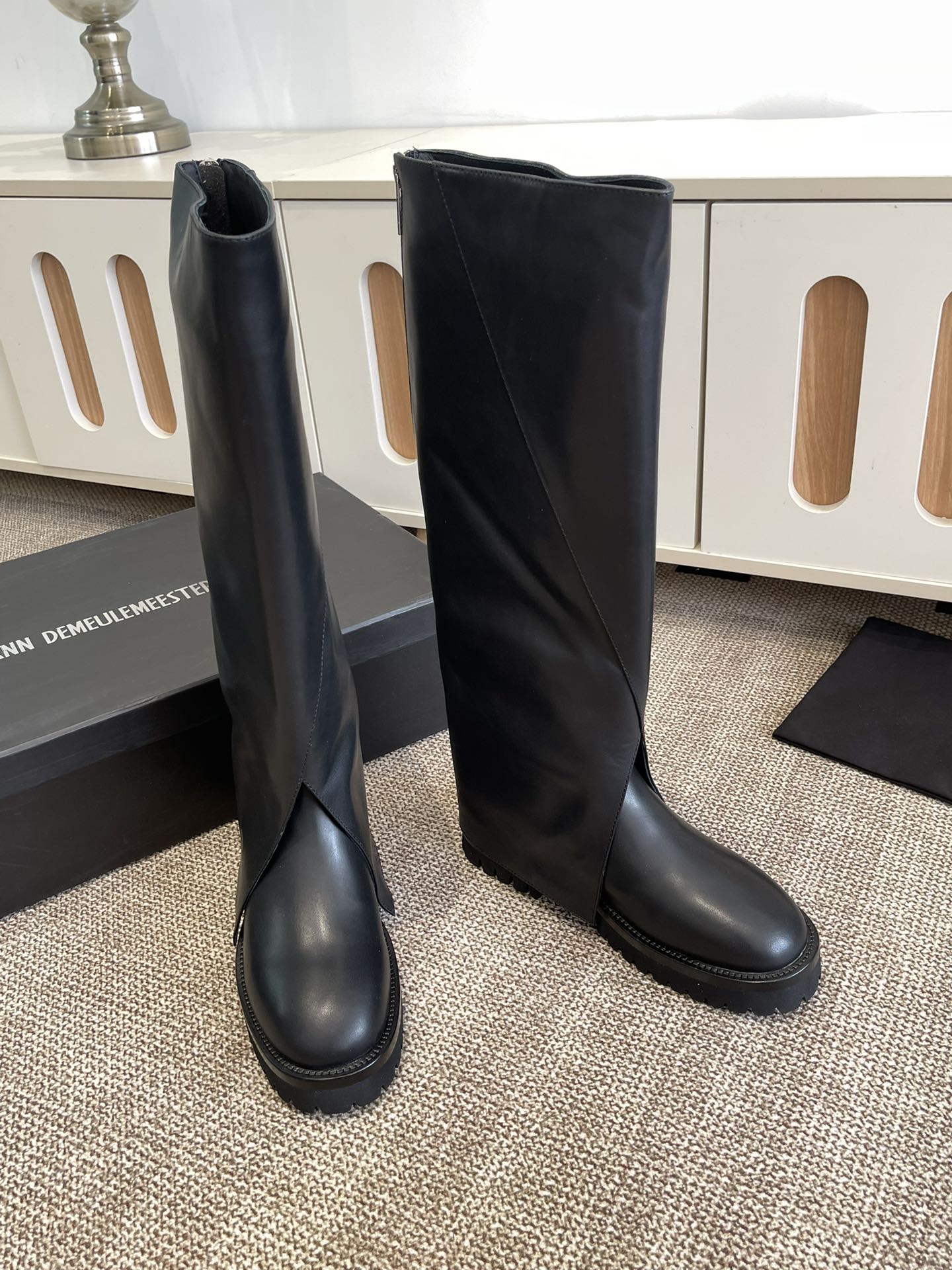 Title: Ann Demeulemeester Magic Knight Boots Description Summary: Upgrade to unique Ann Dem knight boots with calf pellets, dark wax style, ZP soles, and modern elements. - 图片 2