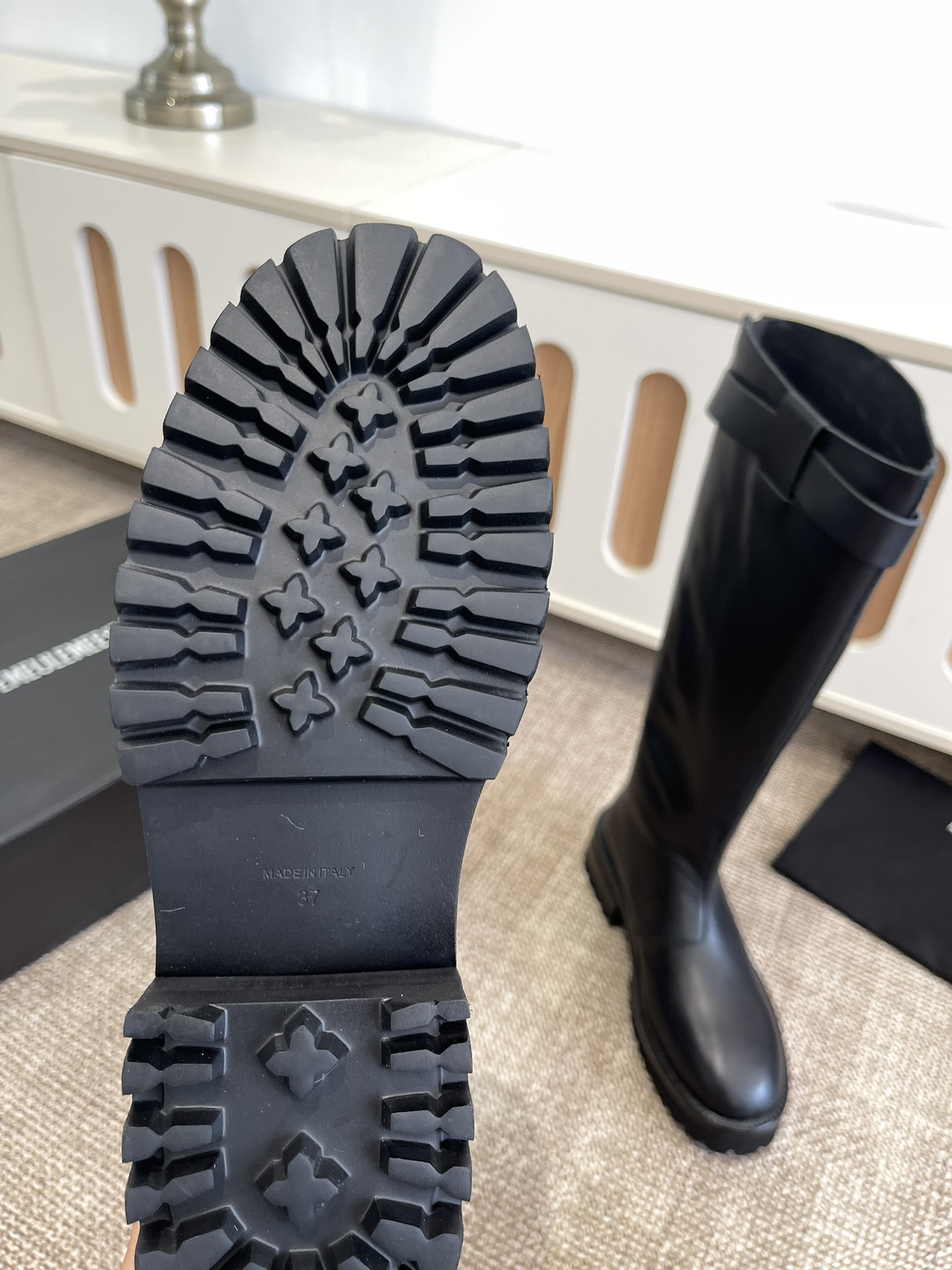 Title: Ann Demeulemeester Jay Boots Knight Boots Review Summary: Ann Dem’s top-level boots feature unique design, quality materials, and modern elements for a fashionable look. - 图片 8
