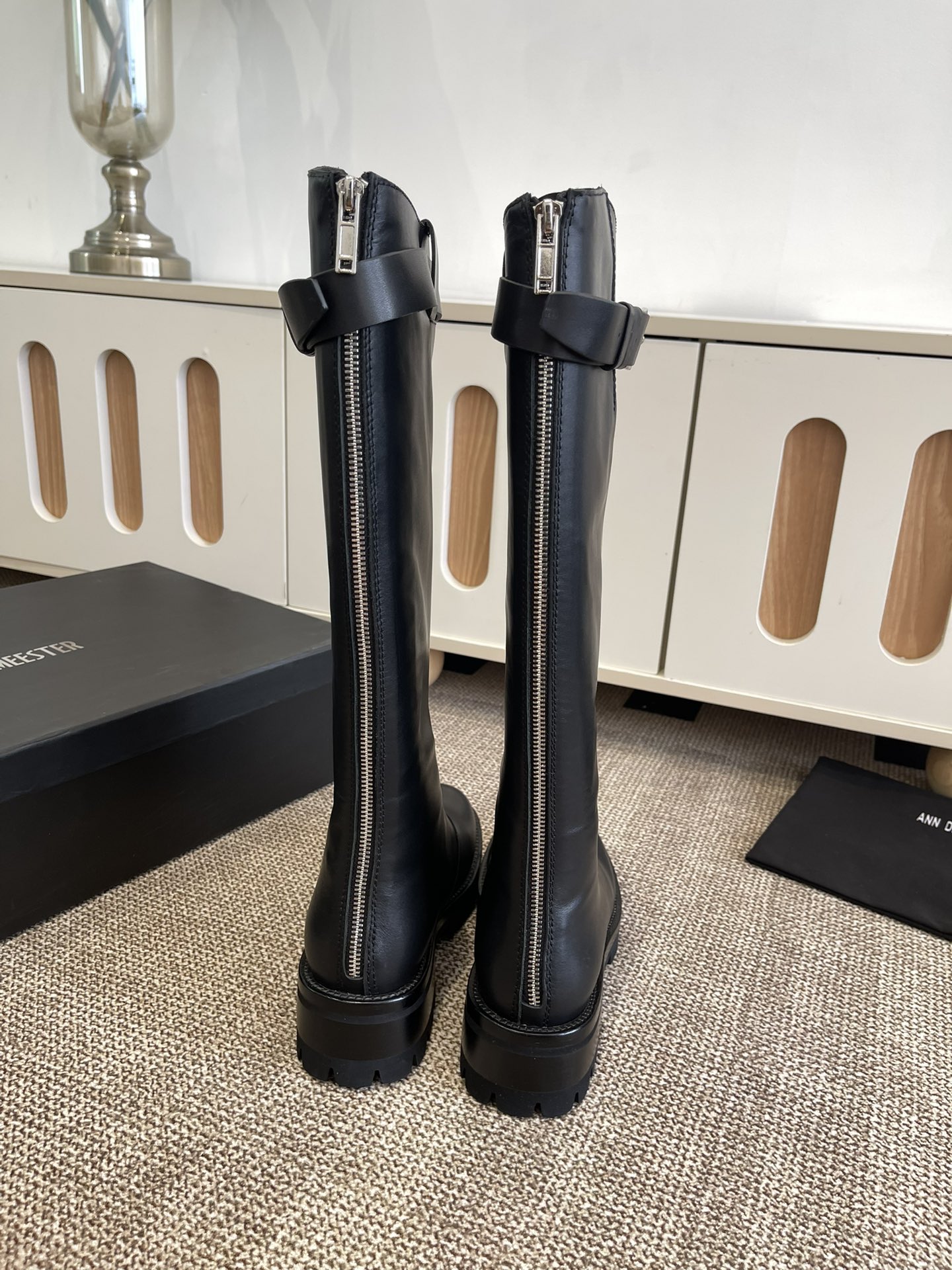 Title: Ann Demeulemeester Jay Boots Knight Boots Review Summary: Ann Dem’s top-level boots feature unique design, quality materials, and modern elements for a fashionable look. - 图片 4