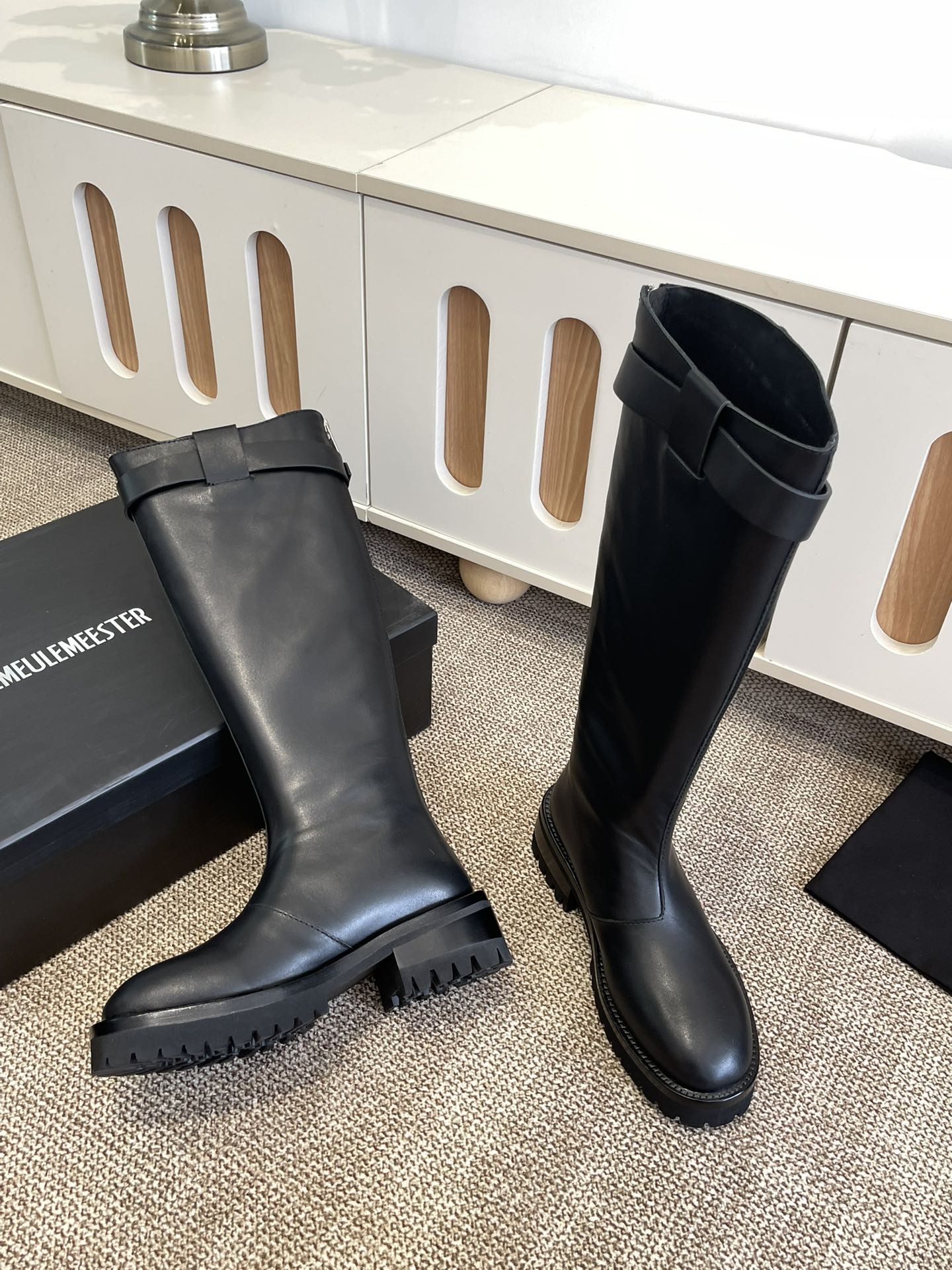 Title: Ann Demeulemeester Jay Boots Knight Boots Review Summary: Ann Dem’s top-level boots feature unique design, quality materials, and modern elements for a fashionable look. - 图片 3