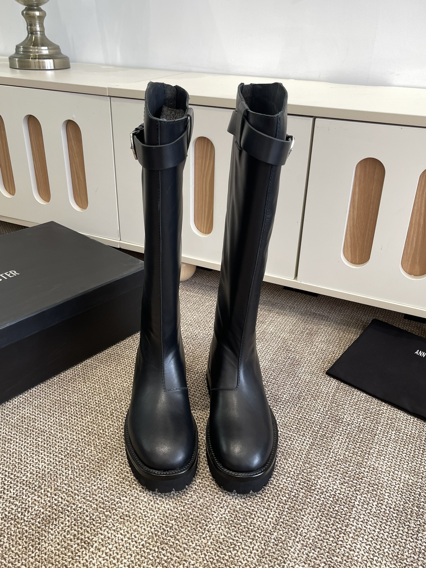 Title: Ann Demeulemeester Jay Boots Knight Boots Review Summary: Ann Dem’s top-level boots feature unique design, quality materials, and modern elements for a fashionable look. - 图片 9