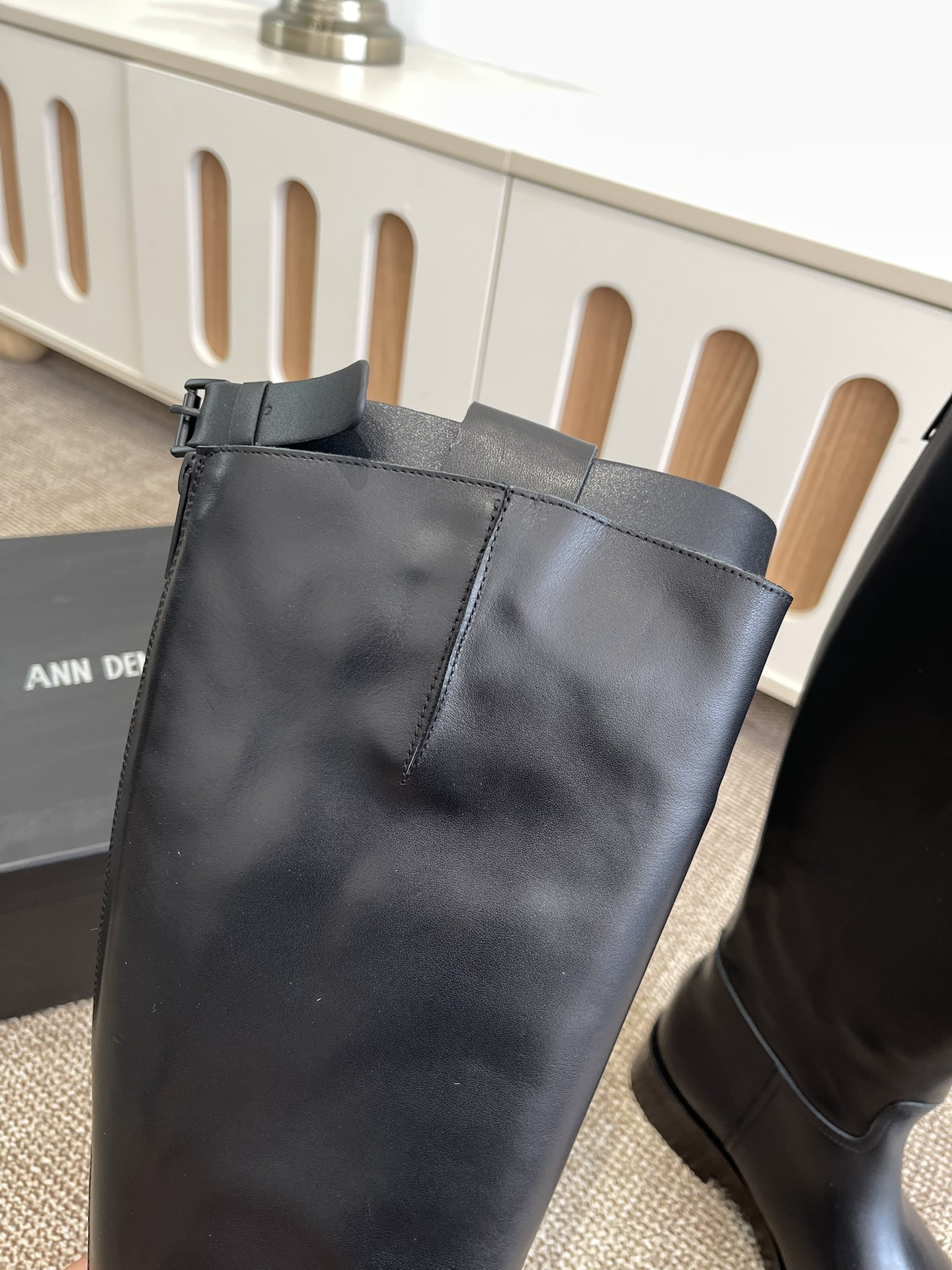 “Ann Demeulemeester Knight of the Net Boots: Brand New Upgrade with Unique Charm and High-Quality Materials” - 图片 8