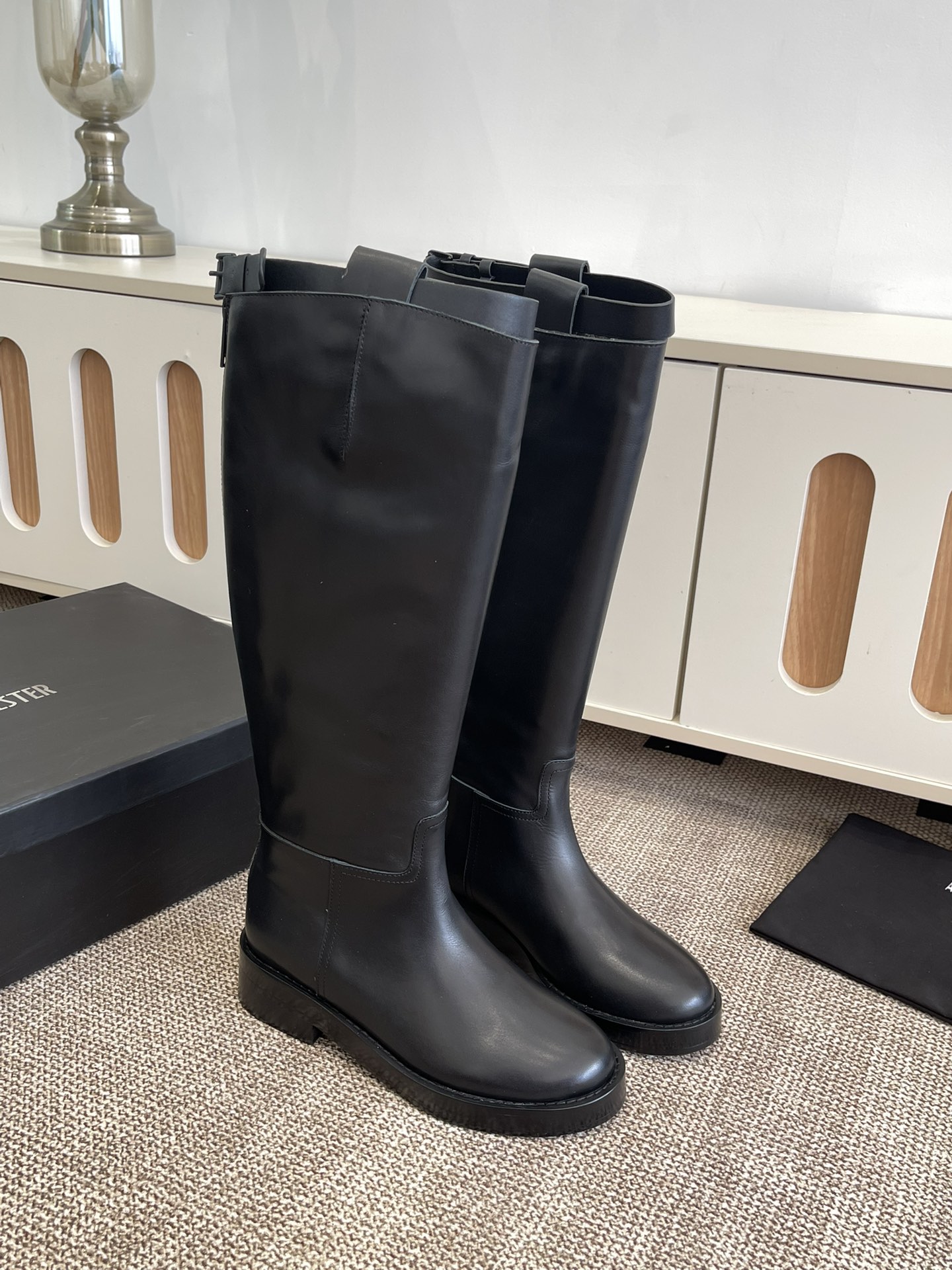 “Ann Demeulemeester Knight of the Net Boots: Brand New Upgrade with Unique Charm and High-Quality Materials”