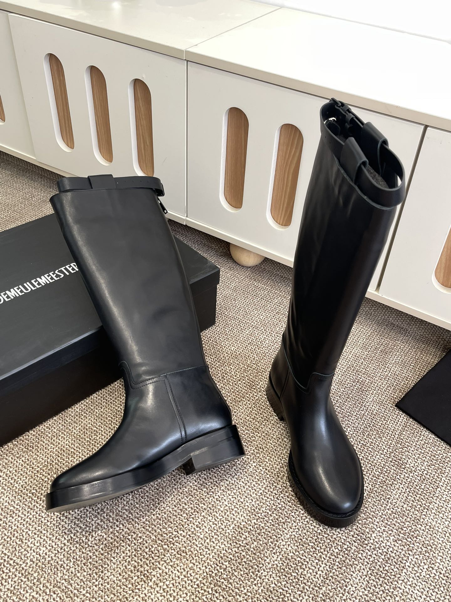 “Ann Demeulemeester Knight of the Net Boots: Brand New Upgrade with Unique Charm and High-Quality Materials” - 图片 3