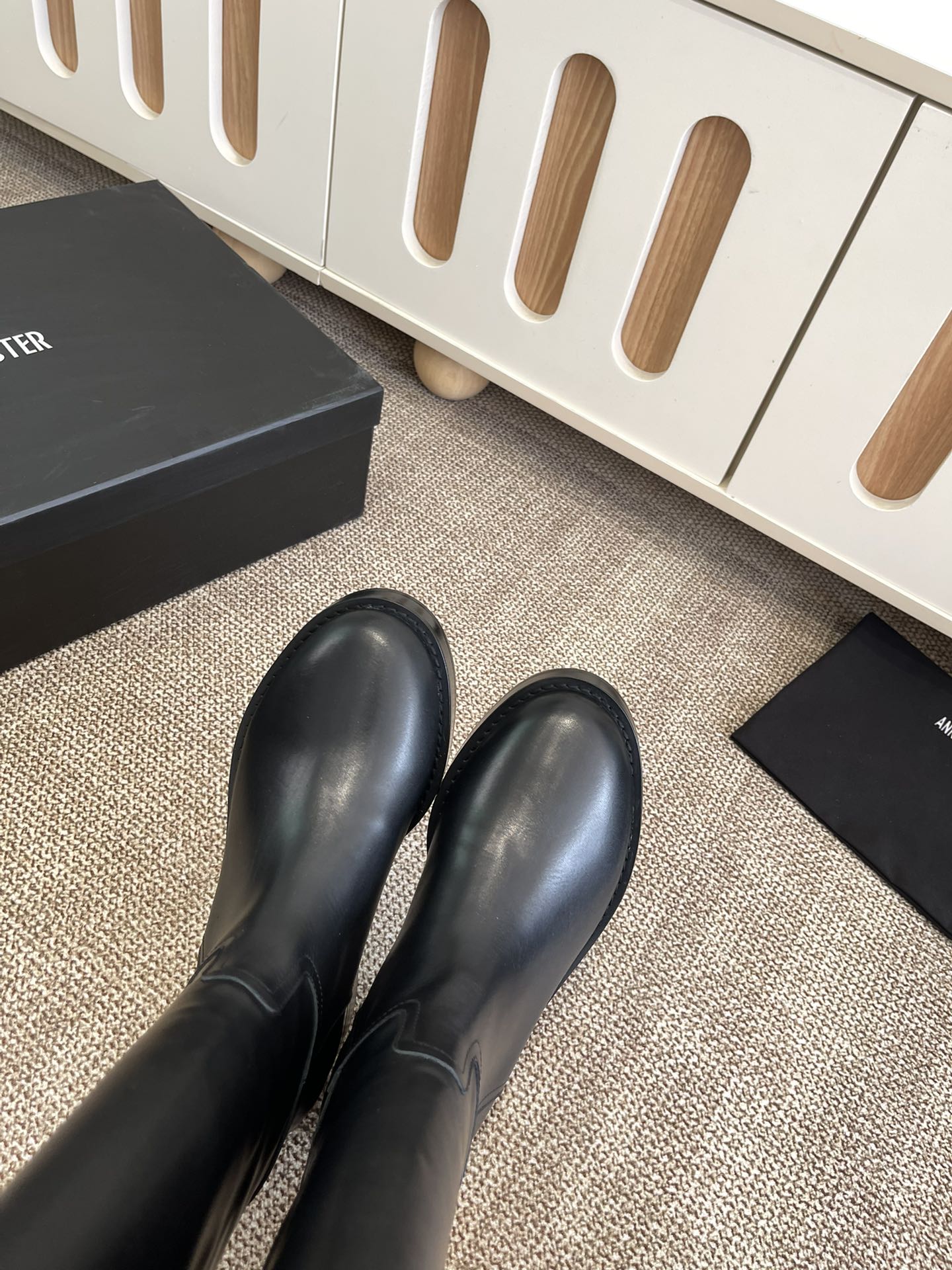 “Ann Demeulemeester Knight of the Net Boots: Brand New Upgrade with Unique Charm and High-Quality Materials” - 图片 7