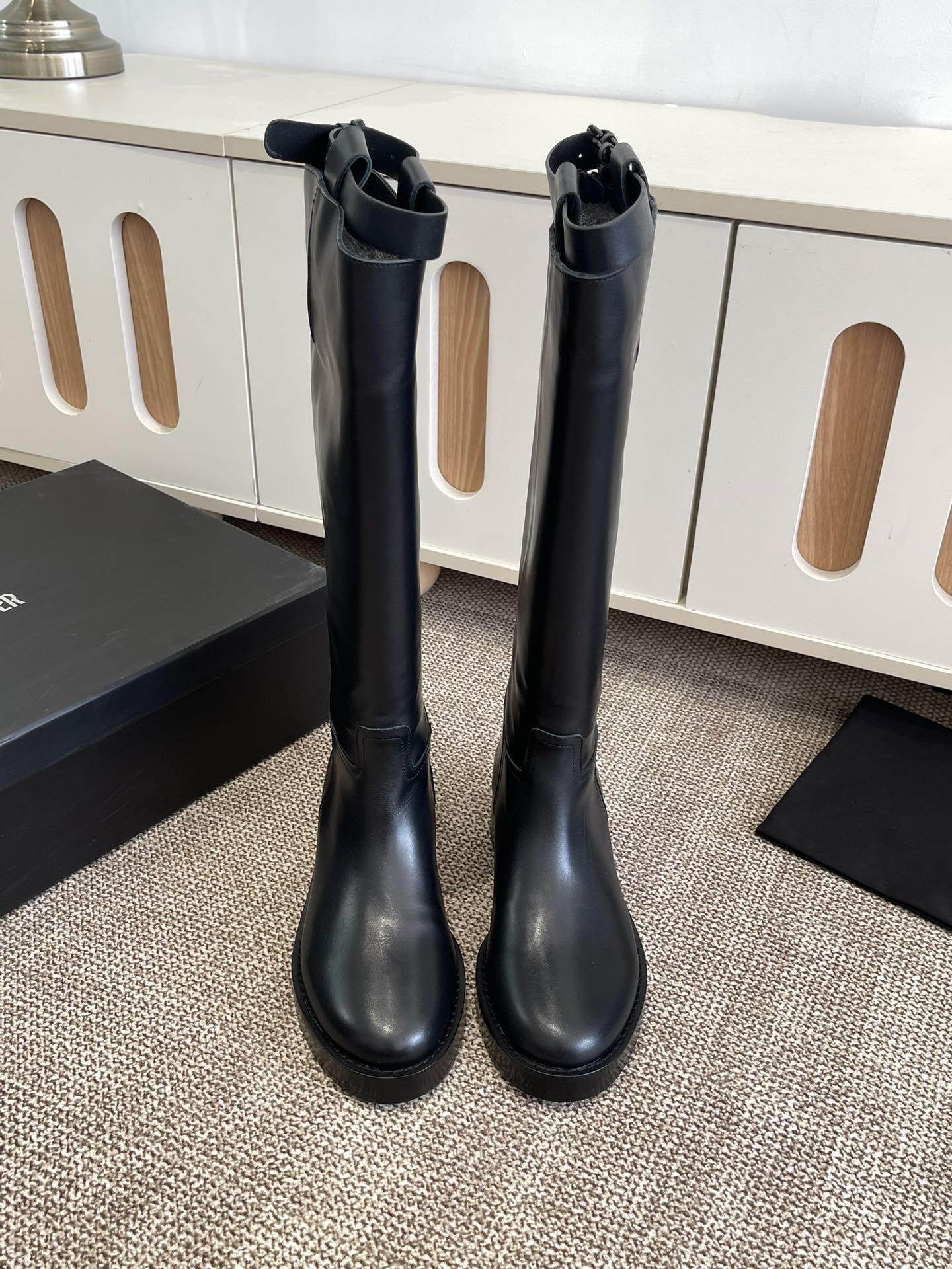 “Ann Demeulemeester Knight of the Net Boots: Brand New Upgrade with Unique Charm and High-Quality Materials” - 图片 9