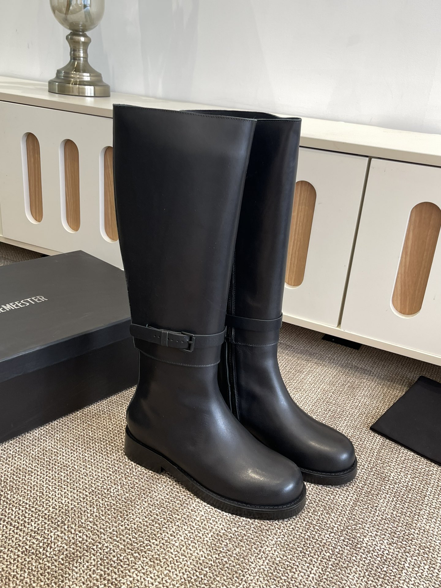 “Ann Demeulemeester Jay Boots: Unique Design and High-Quality Materials for Style and Comfort”
