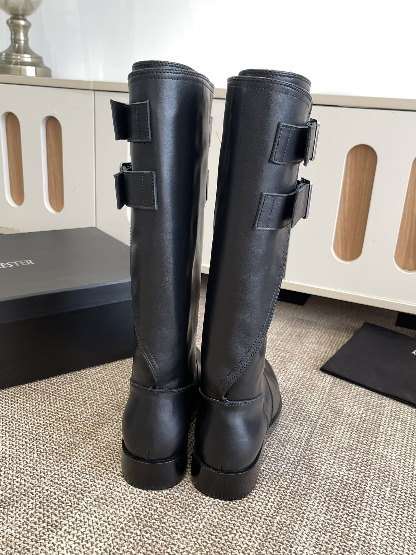 “Ann Demeulemester Zirconium Rubber Boots: Unique Style and Craftsmanship” - 图片 5