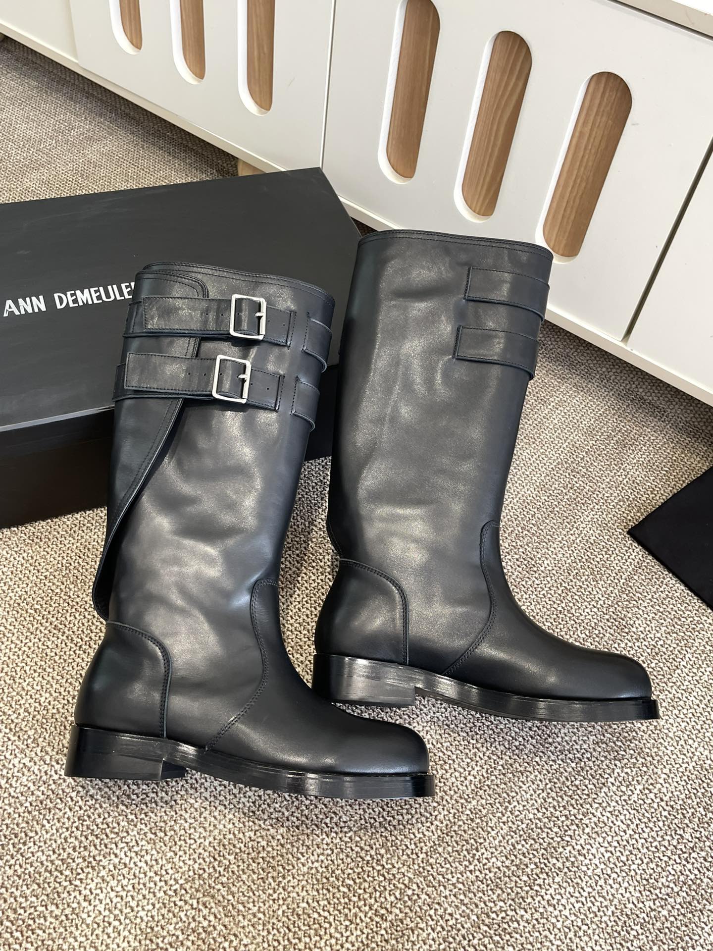 “Ann Demeulemester Zirconium Rubber Boots: Unique Style and Craftsmanship” - 图片 2