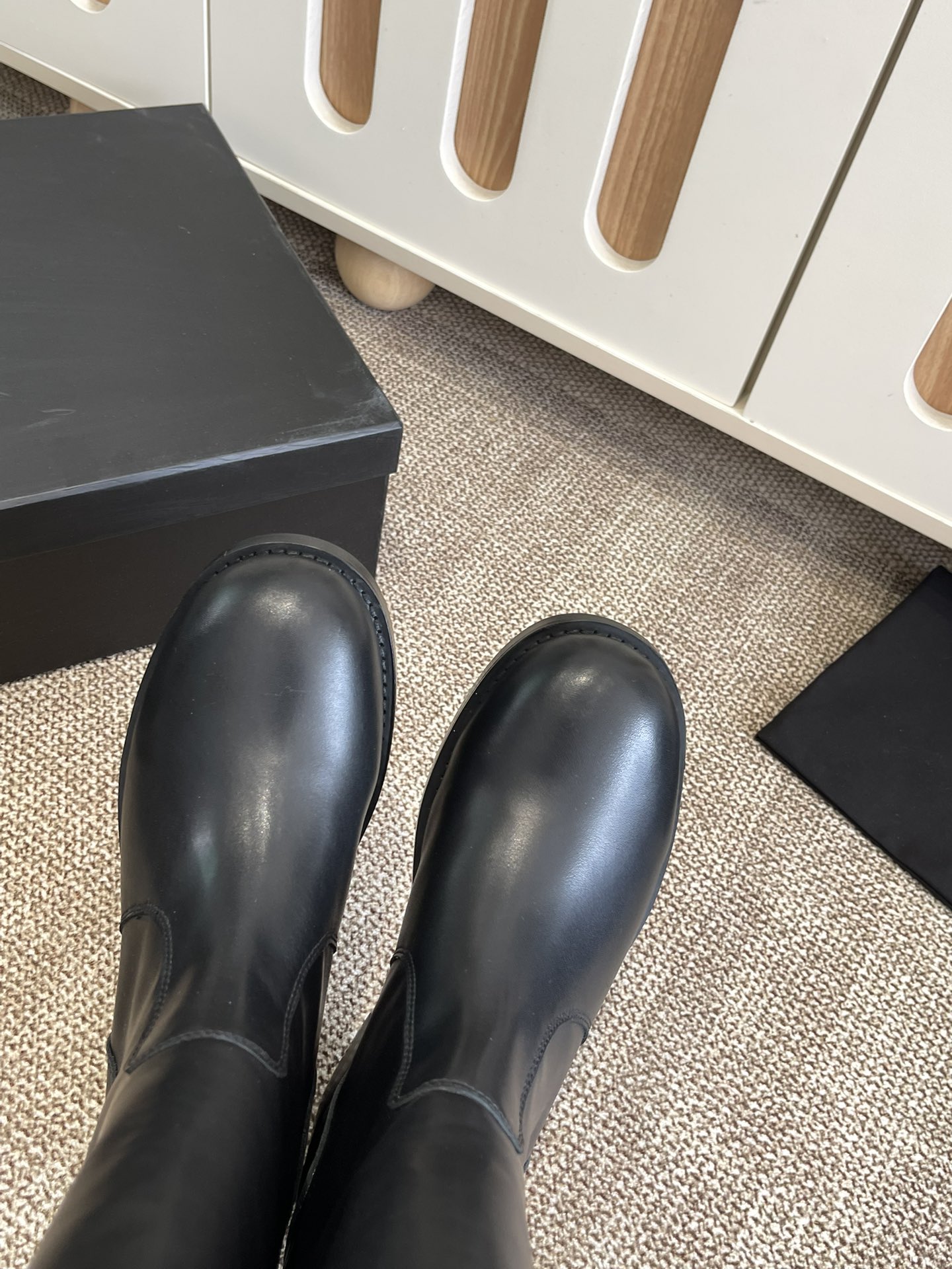 “Ann Demeulemester Zirconium Rubber Boots: Unique Style and Craftsmanship” - 图片 7