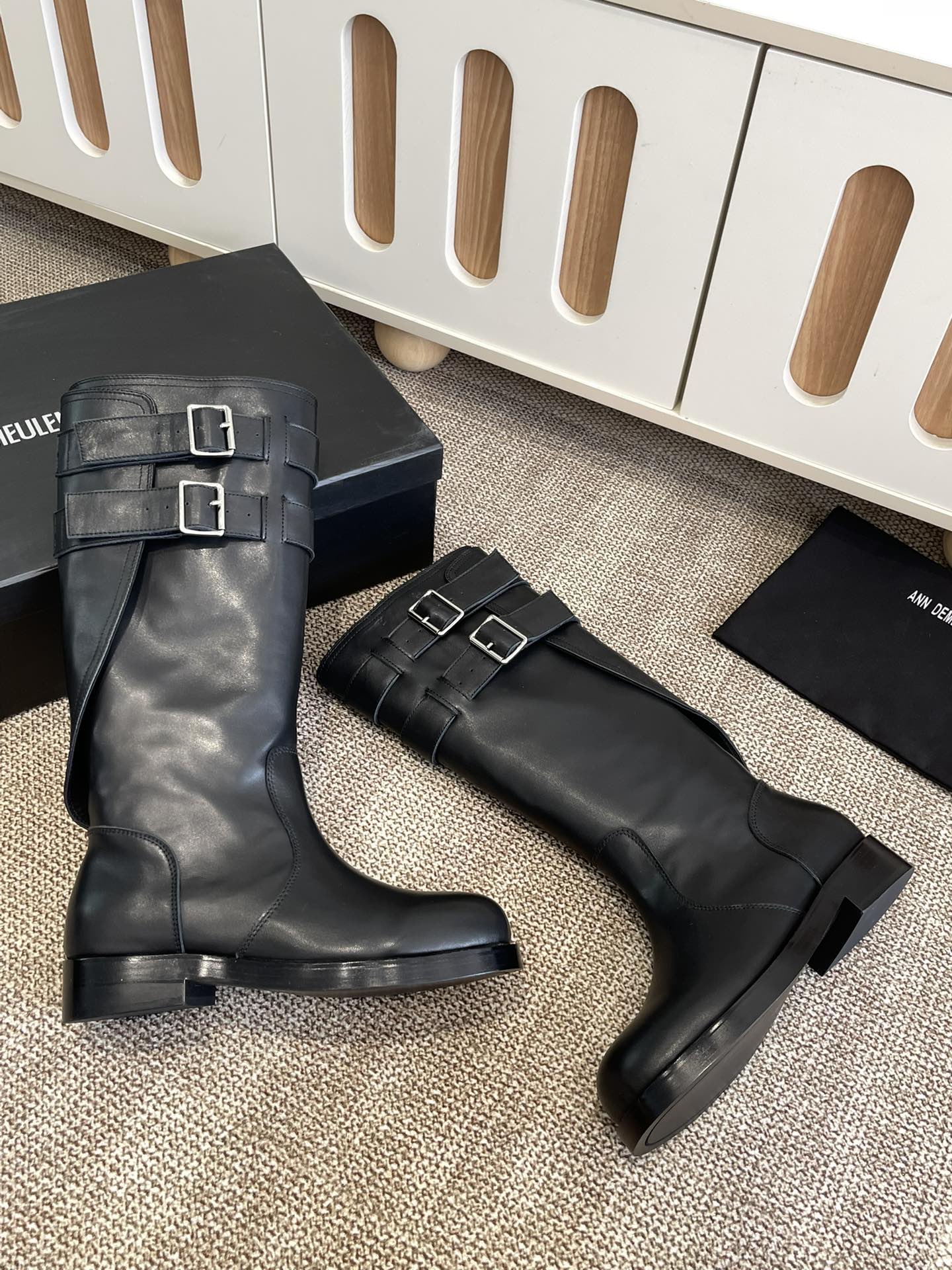 “Ann Demeulemester Zirconium Rubber Boots: Unique Style and Craftsmanship” - 图片 4