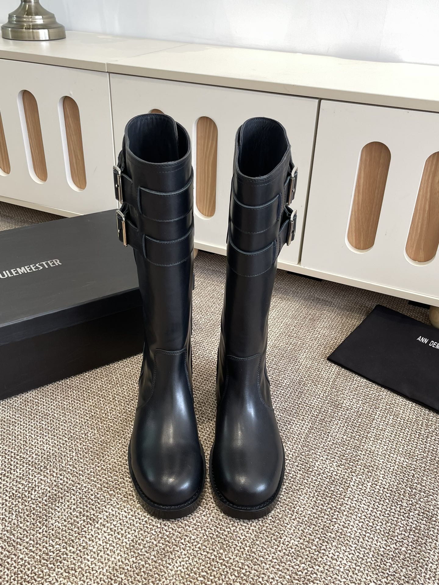 NO:446217,Rubber sole (real leather sole can be customized without return) Ann Demeulemester official website Jay Boots Magical Two-Wear Knight Boots Brand new upgraded version - top new presentation Don't indulge in the ordinary, Ann is made with long-standing craftsmanship, this pair of shoes conveys freedom and confidence. Challenge tradition and inject modern elements, and knight boots exude a unique charm. Dark Napa calfskin is the upper, showing a rebellious and uncompromising aura. High tube is fashionable and slim, short tube is flexible and versatile. Upper Ann Dem original authentic level super delicate calfskin inner boots footbed original cowhide (authentic level, very high cost) Sole genuine leather, rubber two Size35-40, boots, boots, cowhide19860909橡胶底（真皮底可定制不退换) Ann Demeulemeester 官网Jay Boots神奇两穿骑士靴长靴 Brand new升级版-顶级 全新呈献 别在平凡中沉溺,Ann 以悠久的匠心制造,这双鞋传达着自由与自信. 挑战传统,注入现代元素,骑士靴焕发出独特的魅力.暗黑纳帕小牛皮为鞋面,呈现叛逆不妥协气场. 高筒时尚显瘦,短筒灵活百搭 鞋面Ann Dem原版正品级别超细腻小牛皮 内里靴筒垫脚原版牛皮(正品级别,成本非常高） 鞋底真皮,橡胶两种 Size35-40,靴子,boots,cowhide,Women's Shoes