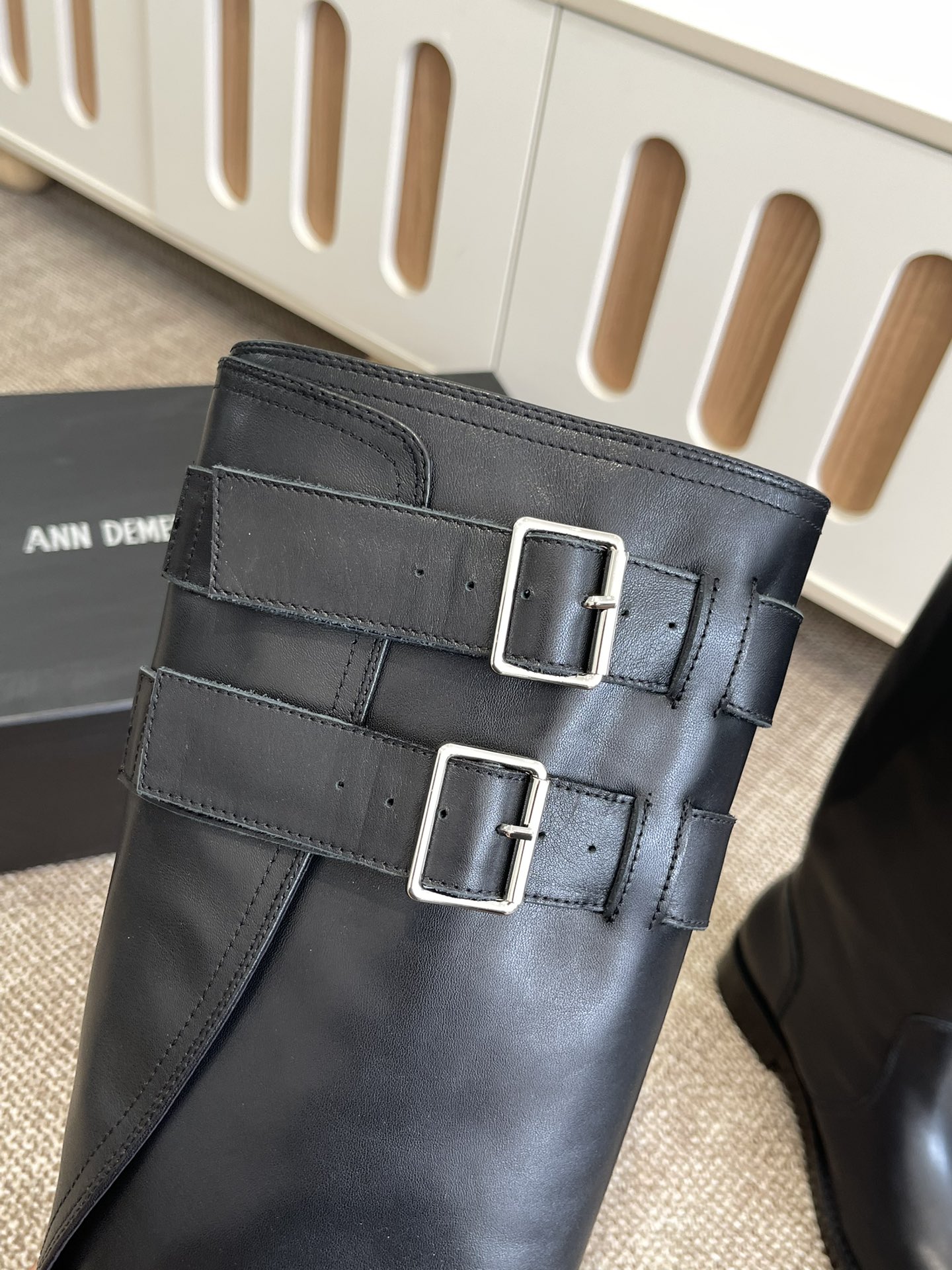 “Ann Demeulemester Zirconium Rubber Boots: Unique Style and Craftsmanship” - 图片 6