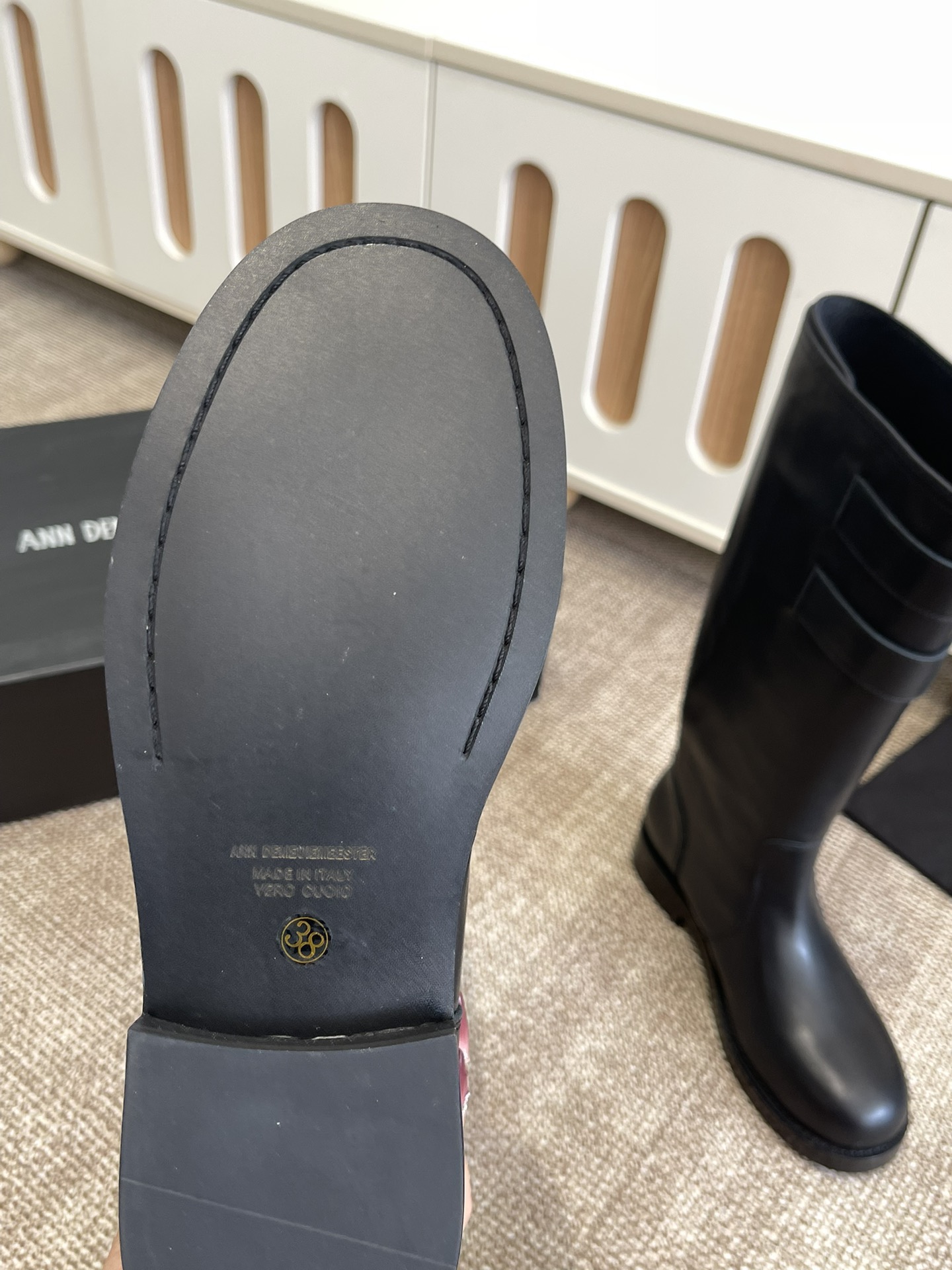 “Ann Demeulemester Zirconium Rubber Boots: Unique Style and Craftsmanship” - 图片 8