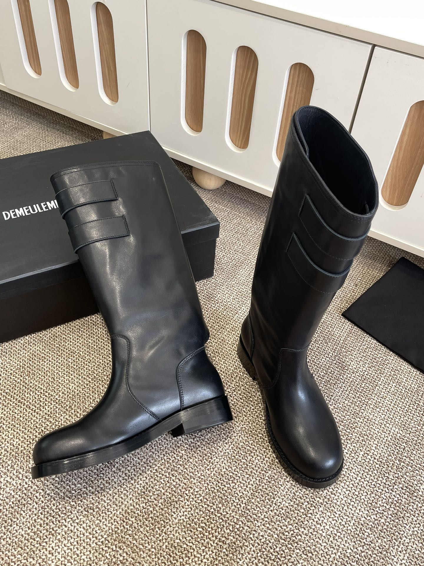 “Ann Demeulemester Zirconium Rubber Boots: Unique Style and Craftsmanship” - 图片 3