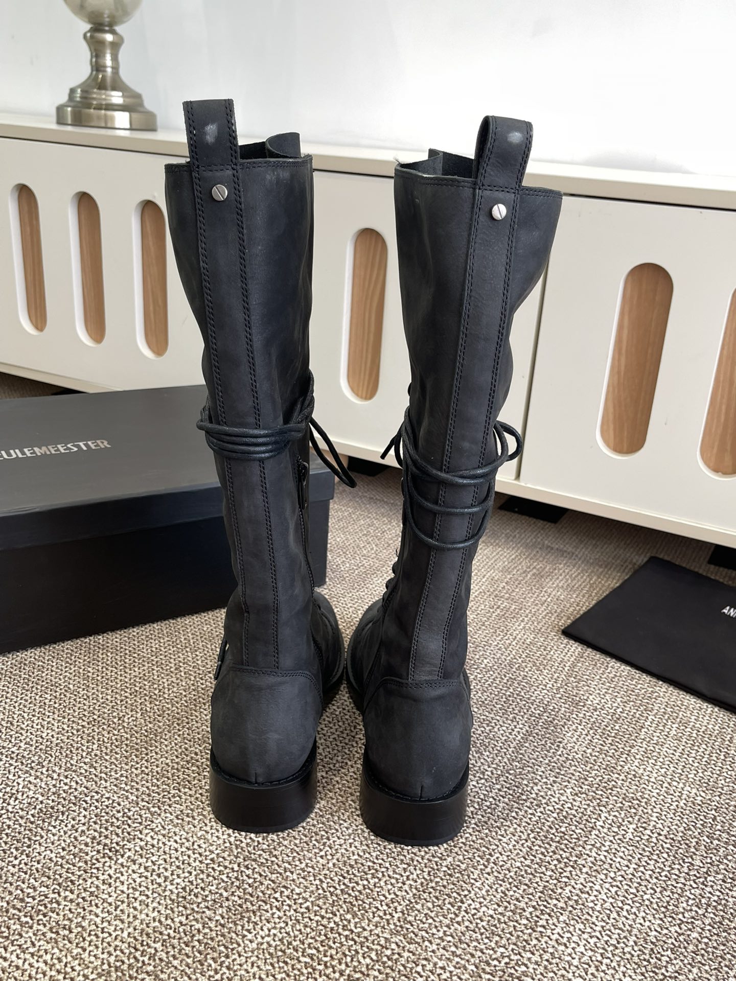 “Ann Demeulemeester 25SS Black High-Comfort Boots: Power and Tenderness in Modern Women’s Fashion” - 图片 5