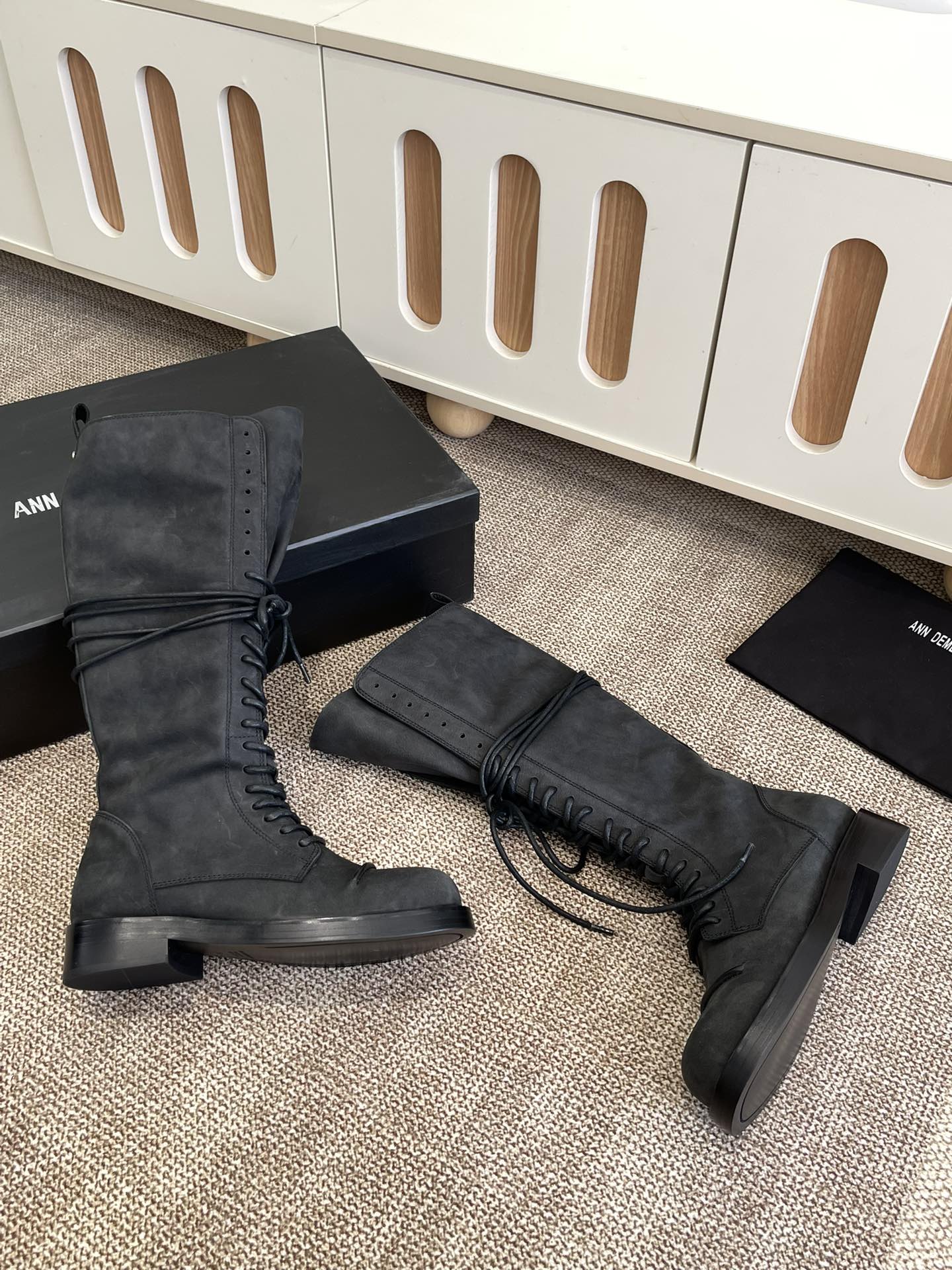 “Ann Demeulemeester 25SS Black High-Comfort Boots: Power and Tenderness in Modern Women’s Fashion” - 图片 6