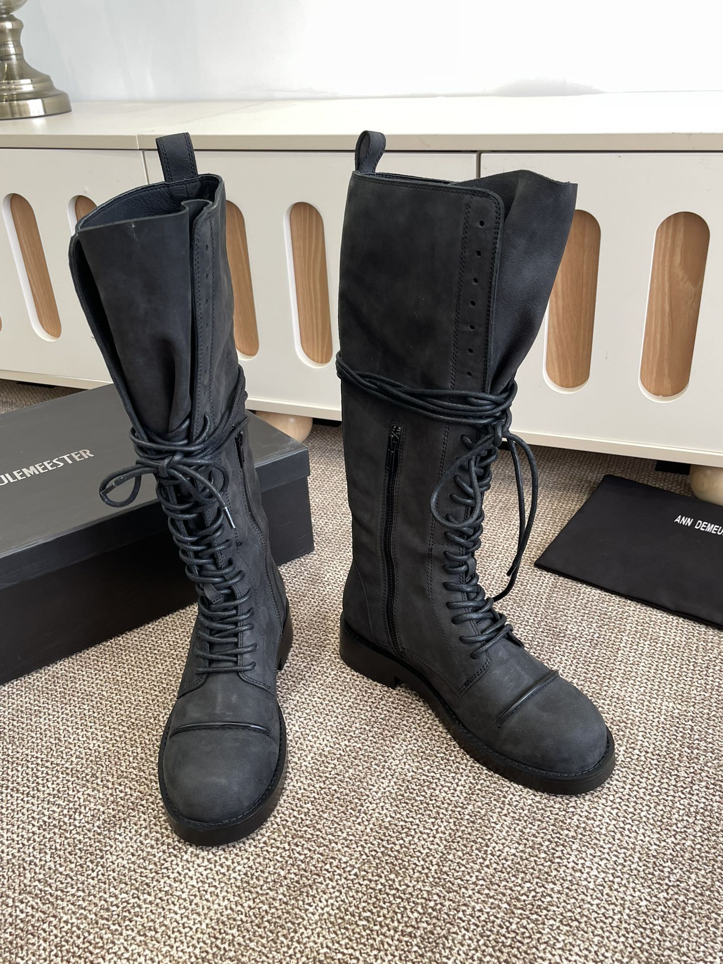 “Ann Demeulemeester 25SS Black High-Comfort Boots: Power and Tenderness in Modern Women’s Fashion” - 图片 4