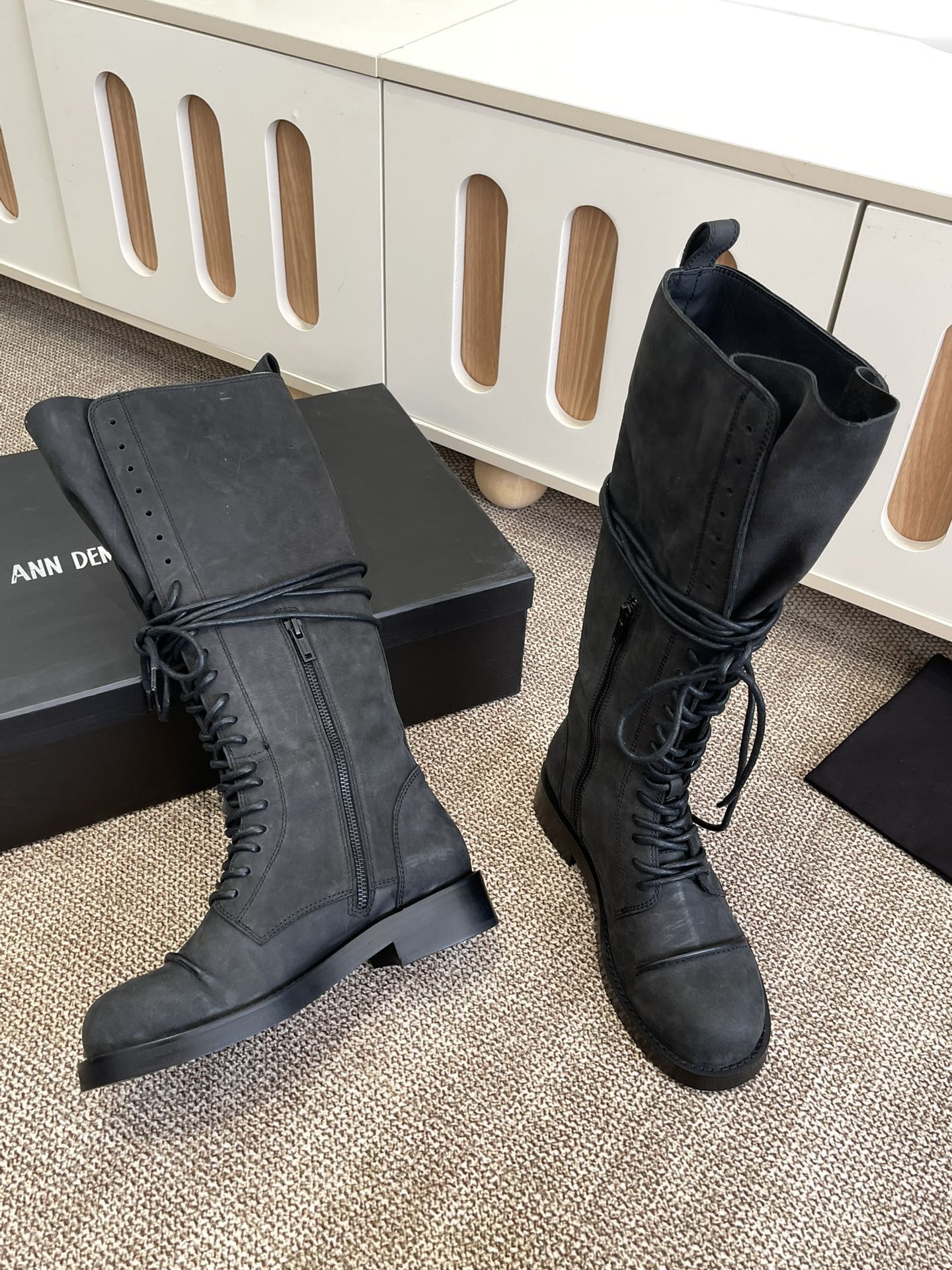 “Ann Demeulemeester 25SS Black High-Comfort Boots: Power and Tenderness in Modern Women’s Fashion” - 图片 3