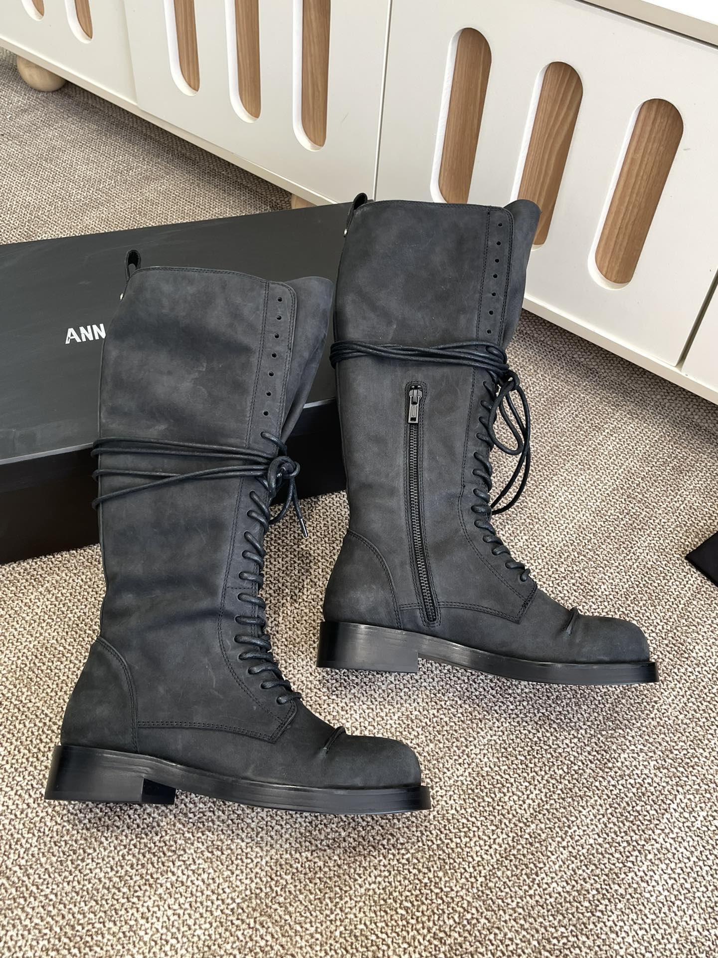 “Ann Demeulemeester 25SS Black High-Comfort Boots: Power and Tenderness in Modern Women’s Fashion” - 图片 7