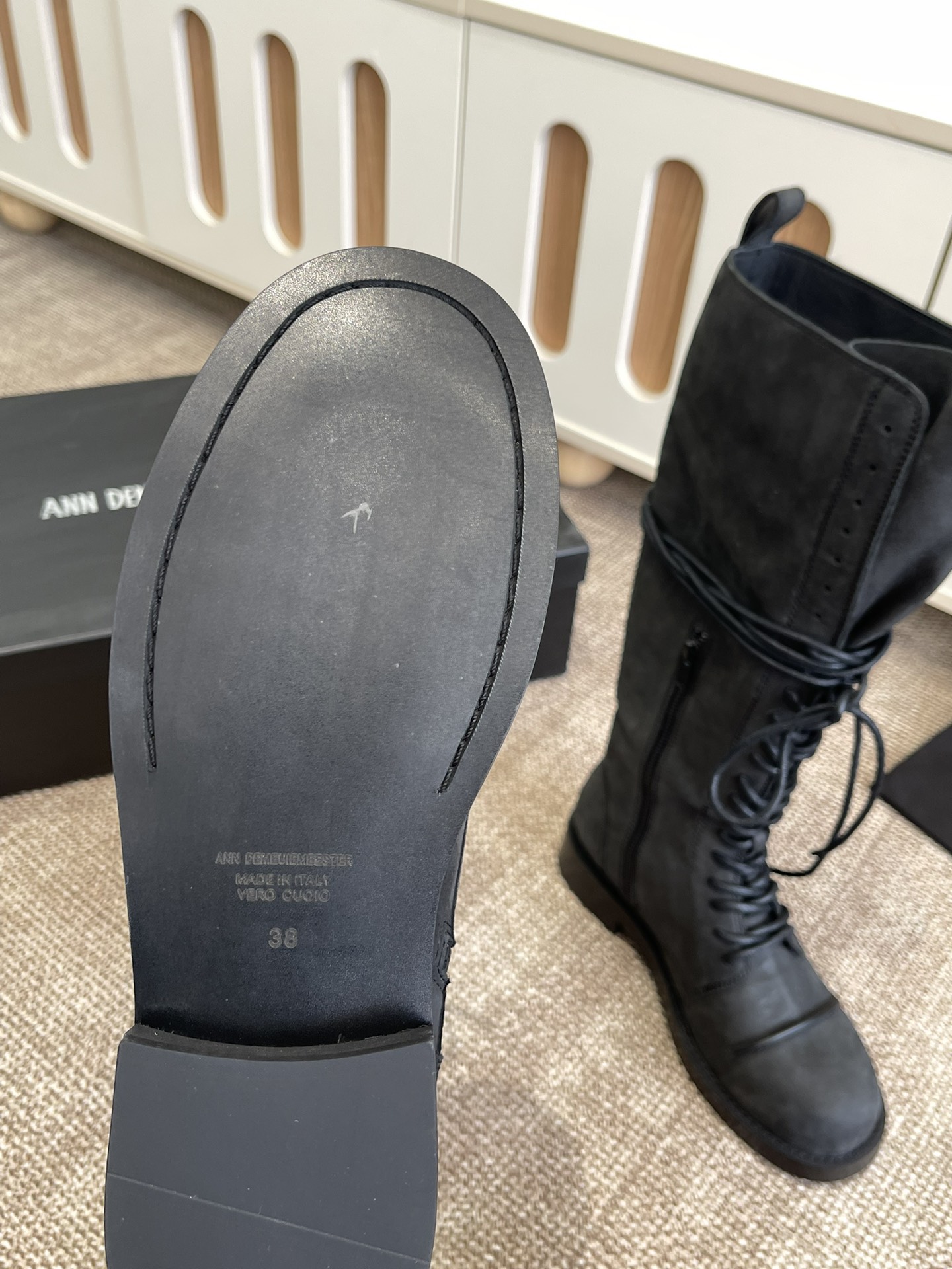 “Ann Demeulemeester 25SS Black High-Comfort Boots: Power and Tenderness in Modern Women’s Fashion” - 图片 9