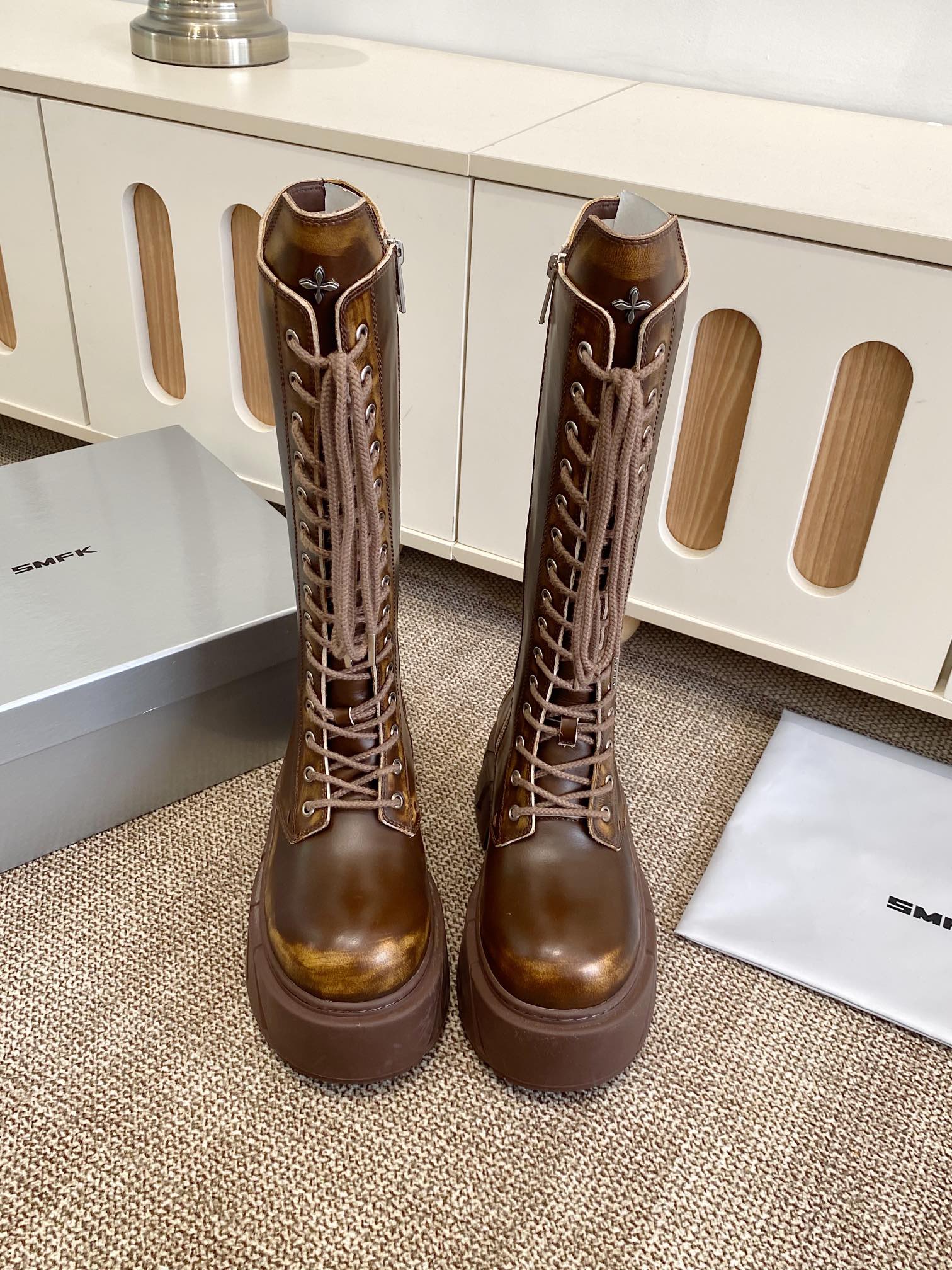 NO:446255,Single shoes, short boots, long boots, Smfk, niche trendy brand, 25ss hot new products, thick sole, casual shoes, derby shoes, short boots, long boots, really, really hard to see, the more you like it!  The gospel of short babies directly extends the body proportions!  !  The shoe body is soft and comfortable, the sole is wear-resistant and non-slip - and every color is very versatile. It is really suitable for this spring and summer. The upper is made of original imported cowhide, inner foot pad sheepskin, high heel 70mm, original customized EVA rubber outsole Size35-40 (4 colors, 3 heights), boots, cowhide, sheepskin19860909单鞋 短靴 长靴 Smfk 小众潮牌 25ss爆款新品 厚底 休闲鞋 德比鞋 短靴 长靴 爆真的是很耐看越看越喜欢！矮个子宝宝的福音直接拉长身材比例！！ 鞋身柔软舒适,鞋底耐磨防滑- 而且每个颜色都非常百搭.真的太适合这个春夏  鞋面采用原版进口牛皮 内里垫脚羊皮 高跟70mm 鞋底原版定制EVA橡胶大底 Size35-40（4色、3个高度）,靴子单鞋,boots,cowhide,sheepskin,Women's Shoes