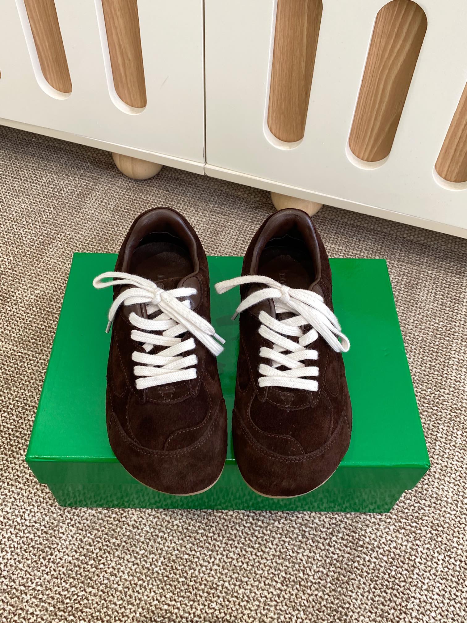 NO:446248,bv BV Orbit Flash Retro casual shoes Forrest Gump shoes German training sneakers Sneaker technology mercerized beef reverse suede, inspired by retro sneakers, a brand new interpretation of classic sneakers, a light, comfortable and breathable must-have item for the four seasons. The sole adopts classic woven texture, super recognizable, suede splicing, full texture!   Size# Women's 35-40, Casual Shoes/Sports Shoes, Bottega Veneta, Sneakers, Chamois Leather19860909bv BV Orbit Flash 复古休闲鞋 阿甘鞋 德训运动鞋 Sneaker科技丝光牛反绒面打造,灵感来自复古球鞋,全新演绎经典运动鞋,轻便、舒适、透气的四季必备单品 鞋底采用经典的编织纹理,超有辨识度,麂皮拼接,满满的质感呈现！  Size#女35-40,休闲鞋/运动鞋,bottega veneta,sneakers,chamois leather,Women's Shoes