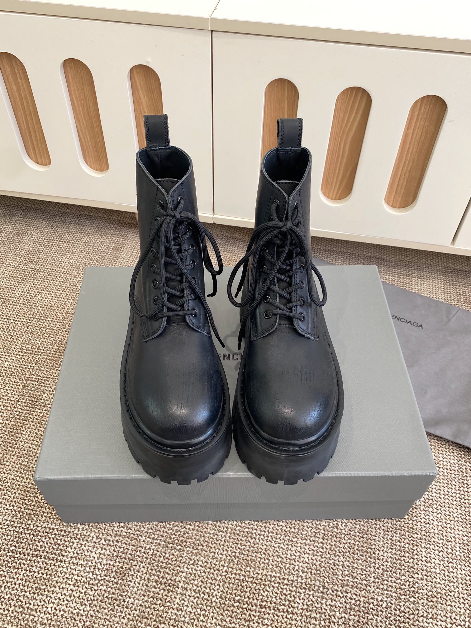 NO:668860,BALENCIAGA Balenciaga 25 new products STRIKE women's thick-soled short boots, atomized old-effect short boots, embossed BB logo on the back of the heel, old polished upper, high-quality texture, restrained luster but full of luxury, and the foot feel is both comfortable and stylish. Whether it is paired with slim jeans to show street coolness, or it collides with a personalized skirt, it can easily hold on. Wearing it, you are the most eye-catching presence on the street, perfectly interpreting your fashion attitude.  Fabric original tree paste cowhide, lining silk cowhide, bottom thickness 8cm, size 35-40, boots, balenciaga, balenciaga, boots, skirts, jeans, cowhide19860909BALENCIAGA巴黎世家25新品 STRIKE女士厚底短靴 雾化做旧效果短靴 鞋跟后饰以BB标识压纹 鞋面做旧抛光处理,质感上乘,光泽内敛却又奢华尽显,脚感更是舒适与格调并存. 无论是搭配修身牛仔裤展现街头酷感,还是与个性裙装碰撞出别样火花,它都能轻松hold住.穿上它,你就是街头最吸睛的存在,将时尚态度完美诠释 面料原版树膏牛皮 内里丝绸牛里 底厚8cm 码数35-40,靴子,balenciaga,balenciaga,boots,skirts,jeans,cowhide,Women's Shoes