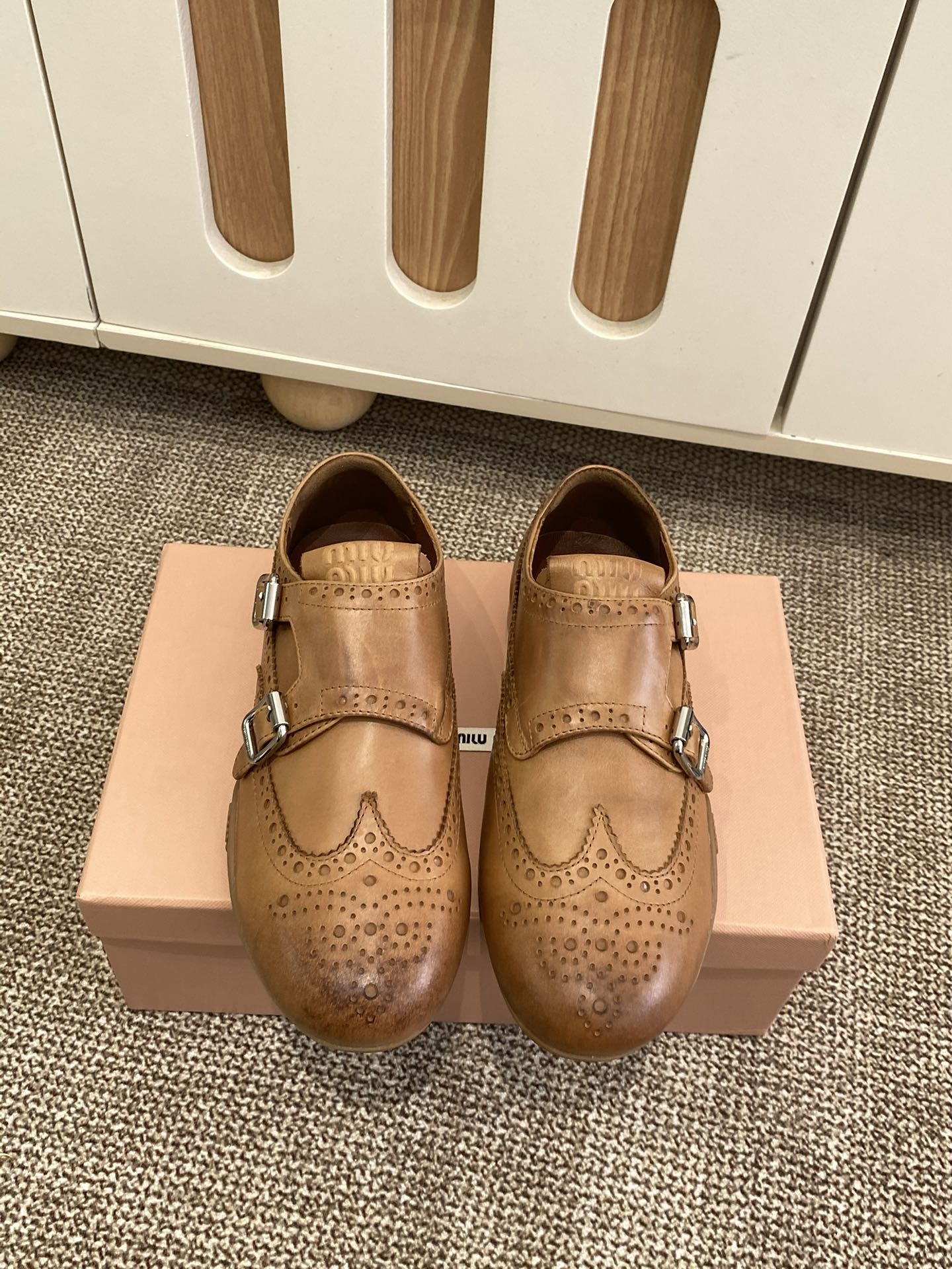 NO:615575,Miu Mi* Autumn and winter items Purchasing level I am detail-oriented. The fabric ZP is thin and clear, which is different from the thick fabrics in the market. The leather ZP is slightly worn and casual. Retro and fashionable. Versatile and comfortable. New hot styles are coming~ Upper water-dyed calfskin, lining sheepskin, padding sheepskin, outsole original molded outsole, size 35-41, leather shoes, miumiu, cowhide, sheepskin19860909Miu Mi* 秋冬单品 代购级别 我是细节控 面料对版zp单薄清透区别于市场不对版厚面料 皮料对版zp轻微擦旧 随性而为 复古时髦 百搭舒适 新爆款来袭～ 鞋面水染改色小牛皮 内里绵羊皮 垫脚羊皮 大底原版开模大底 码数35-41,皮鞋,miumiu,cowhide,sheepskin,Women's Shoes