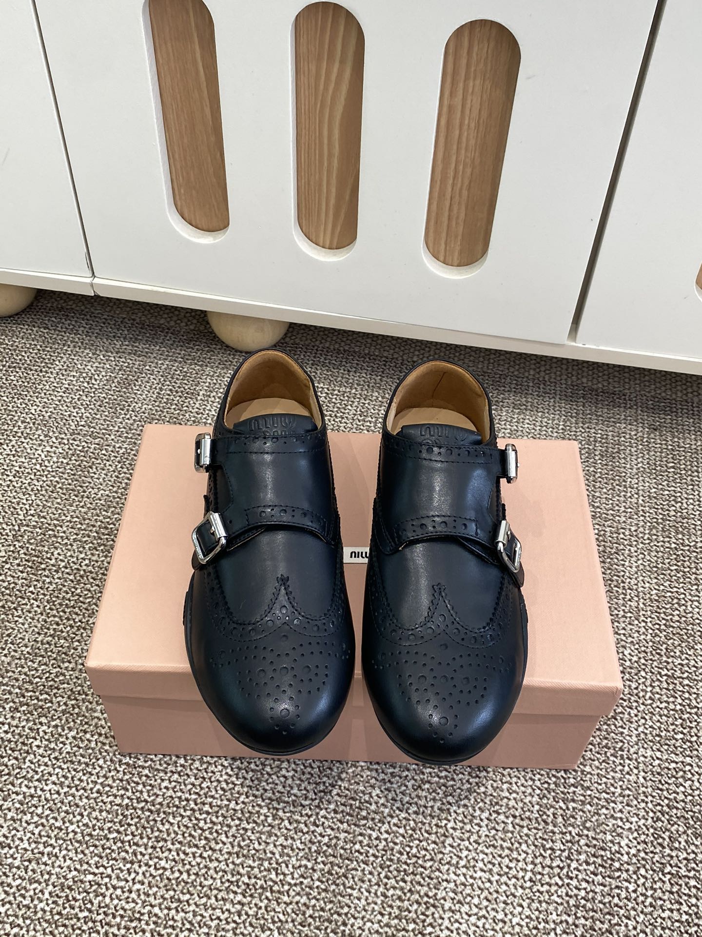 NO:668861,Miu Mi* Autumn and winter items Purchasing level I am detail-oriented. The fabric ZP is thin and clear, which is different from the thick fabrics in the market. The leather ZP is slightly worn and casual. Retro and fashionable. Versatile and comfortable. New hot styles are coming~ Upper water-dyed calfskin, lining sheepskin, stepping sheepskin, outsole original molded outsole, size 35-41, single shoes, miumiu, cowhide, sheepskin19860909Miu Mi* 秋冬单品 代购级别 我是细节控 面料对版zp单薄清透区别于市场不对版厚面料 皮料对版zp轻微擦旧 随性而为 复古时髦 百搭舒适 新爆款来袭～ 鞋面水染改色小牛皮 内里绵羊皮 垫脚羊皮 大底原版开模大底 码数35-41,单鞋,miumiu,cowhide,sheepskin,Women's Shoes